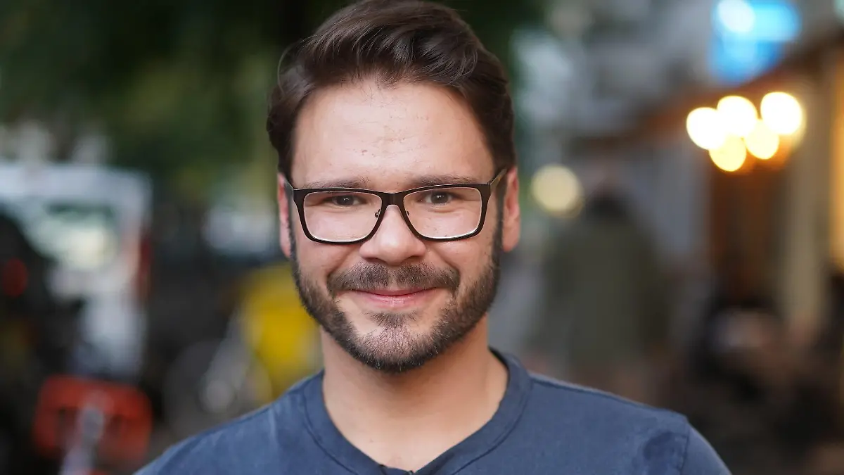 ARCHIV - 04.10.2018, Berlin: Der Schauspieler Thomas Drechsel stellt sein Buch «Schwer in Ordnung. Gönn dir doch dein Glück» vor. (zu dpa: Thomas Drechsel alias «Tuner» verlässt RTL-Seifenoper GZSZ) Foto: Jörg Carstensen/dpa +++ dpa-Bildfunk +++