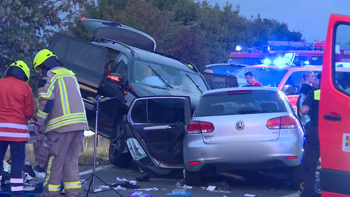 07.09.2022, Niedersachsen, Ronnenberg: Zwei zerstörte Autos stehen nach einem Frontalcrash auf der Bundesstraße 217 bei Hannover. (zu dpa: «Vierter junger Mann stirbt nach Autounfall nahe Hannover») Foto: -/TNN/dpa +++ dpa-Bildfunk +++