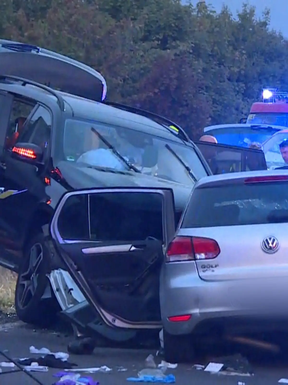 07.09.2022, Niedersachsen, Ronnenberg: Zwei zerstörte Autos stehen nach einem Frontalcrash auf der Bundesstraße 217 bei Hannover. (zu dpa: «Vierter junger Mann stirbt nach Autounfall nahe Hannover») Foto: -/TNN/dpa +++ dpa-Bildfunk +++