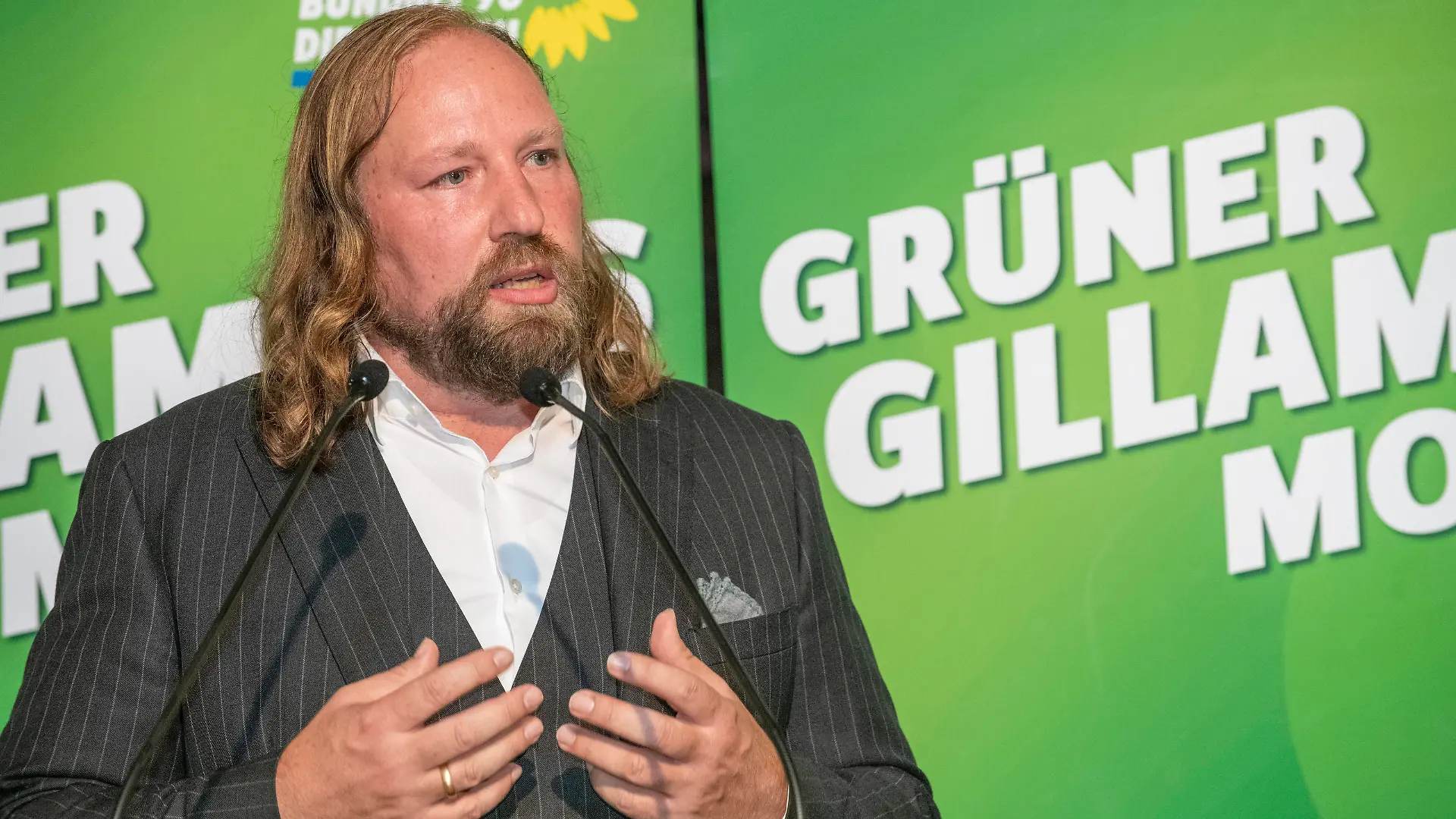 Toni Hofreiter, MdB Die Grünen, Rede beim Politischen Gillamoos 2022, Volksfest, Abensberg, 05.09.2022 Deutschland, Abensberg, 05.09.2022, Toni Hofreiter, MdB Die Grünen, Vorsitzender des Europaauschusses des Deutschen Bundestags, Politischer Frühschoppen beim Gillamoos 2022, Volksfest, die bayerischen Grünen im Bierzelt Weinstadl, grüner Frühschoppen mit Bier und Musik, Gillamoos ist ein traditionelles bayerisches Volksfest, Gillamoos-Festwiese, Gillamooswiese, Politik, Die Grünen, September 2022, Bayern, *** Toni Hofreiter, MdB The Greens, speech at the Political Gillamoos 2022, folk festival, Abensberg, 05 09 2022 Germany, Abensberg, 05 09 2022, Toni Hofreiter, MdB The Greens, Chairman of the European Committee of the German Bunde