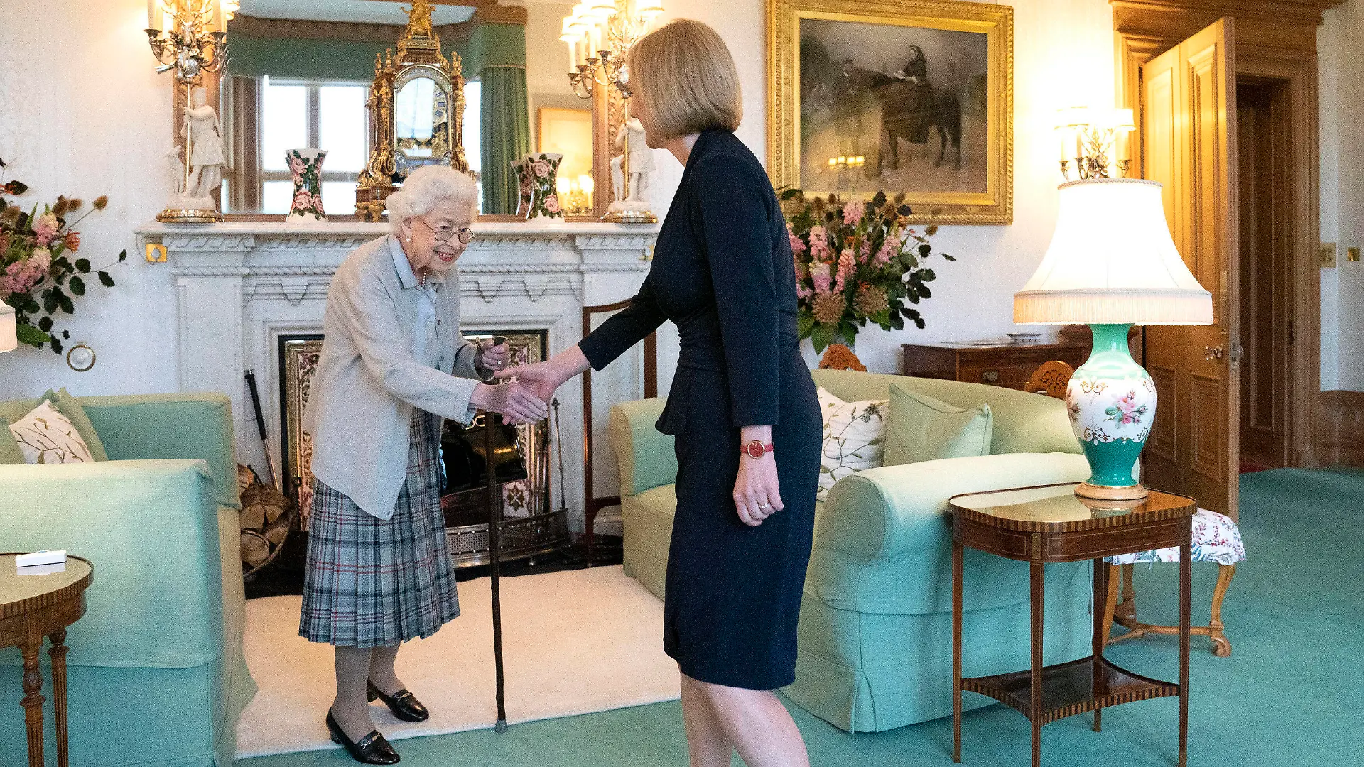  . 06/09/2022. Balmoral, United Kingdom. Queen Elizabeth II welcomes Liz Truss, during an audience at Balmoral, Scotland, where she invited the newly elected leader of the Conservative party to become the new Prime Minister of the United Kingdom. PUBLICATIONxINxGERxSUIxAUTxHUNxONLY xi-Imagesx/Poolx IIM-23731-0001