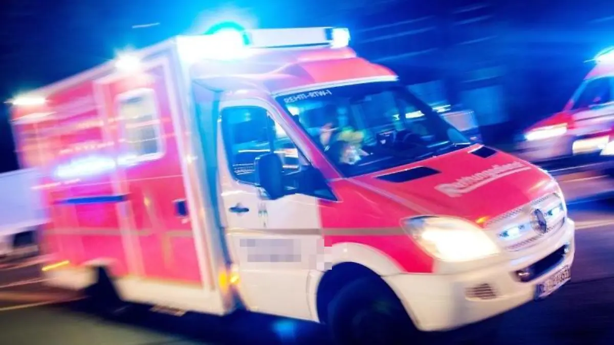 Ein Rettungswagen der Feuerwehr fährt mit Blaulicht durch eine Straße. Foto: Marcel Kusch/Archiv.