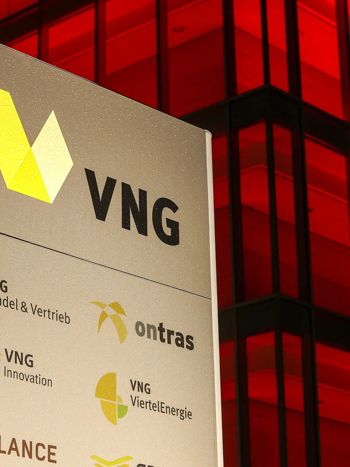 ARCHIV - 12.01.2021, Sachsen, Leipzig: Die rot erleuchtete Zentrale der VNG AG. Der Gasimporteur VNG ist in der Energiekrise in finanzielle Schieflage geraten. (zu dpa «Gasimporteur VNG in Schieflage - Antrag auf Staatshilfe») Foto: Jan Woitas/dpa-Zentralbild/dpa +++ dpa-Bildfunk +++
