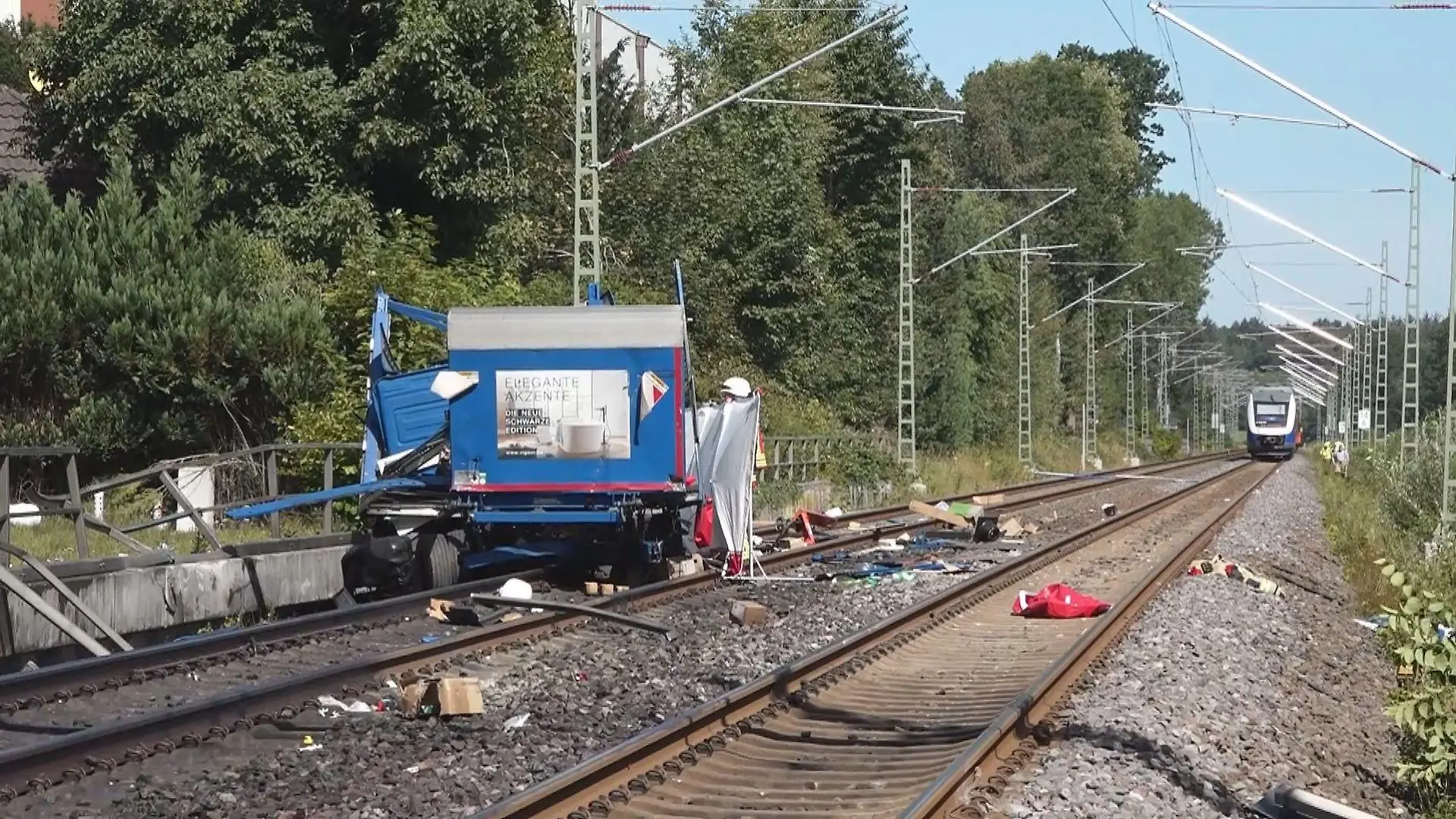 03.08.2022, Niedersachsen, Rastede: An einem Bahnübergang in Rastede (Landkreis Ammerland) ist am Mittwoch (3.8.22) ein Lastwagen von einem Zug erfasst worden. Der Lkw-Fahrer starb noch am Unfallort. (zu dpa: «Zug prallt gegen Lastwagen - Lkw-Fahrer stirbt») Foto: Andre van Elten/dpa +++ dpa-Bildfunk +++