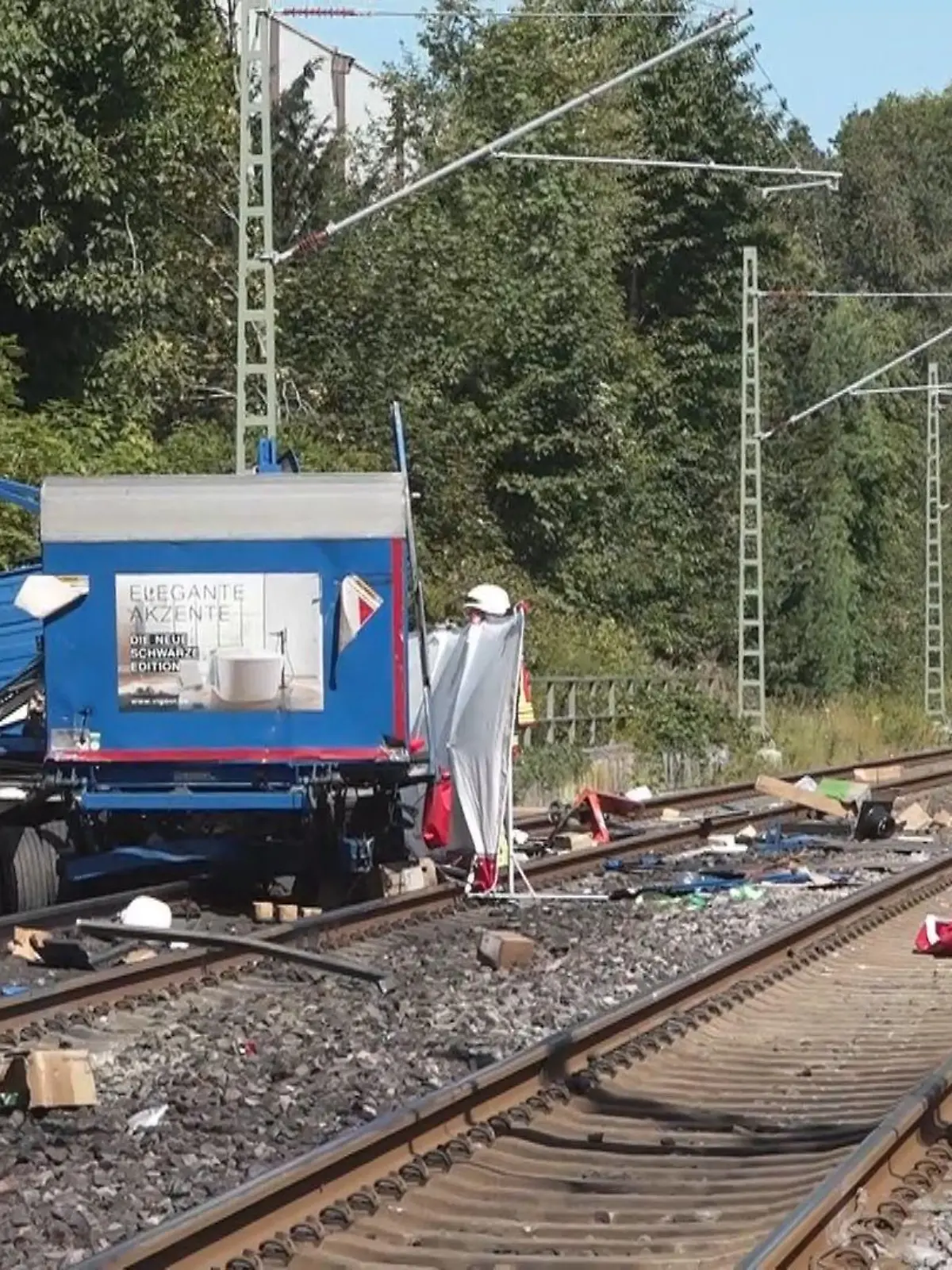 03.08.2022, Niedersachsen, Rastede: An einem Bahnübergang in Rastede (Landkreis Ammerland) ist am Mittwoch (3.8.22) ein Lastwagen von einem Zug erfasst worden. Der Lkw-Fahrer starb noch am Unfallort. (zu dpa: «Zug prallt gegen Lastwagen - Lkw-Fahrer stirbt») Foto: Andre van Elten/dpa +++ dpa-Bildfunk +++