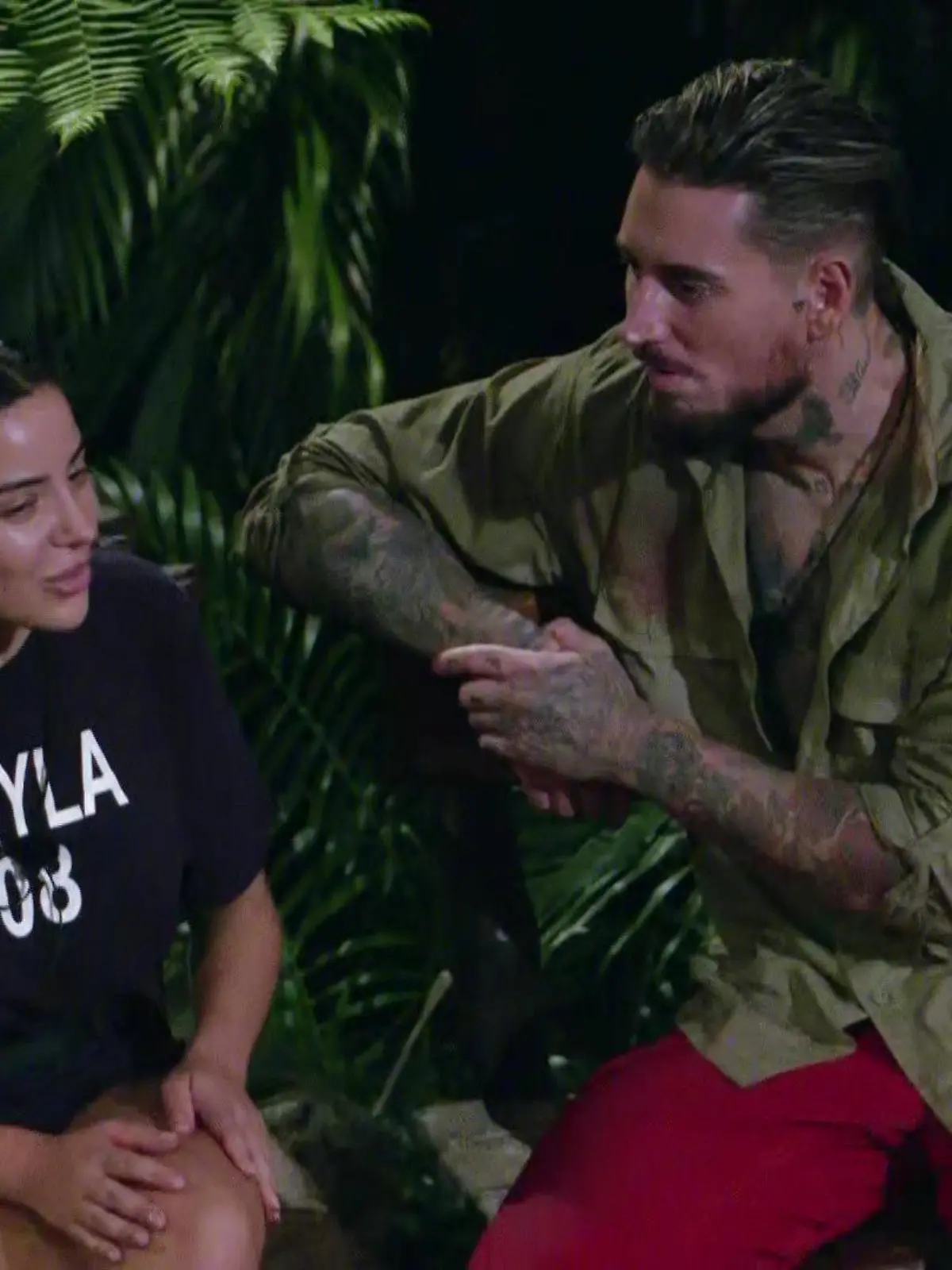 Leyla auf Mike genießen Zweisamkeit - endlich unbeobachtet unterhalten!