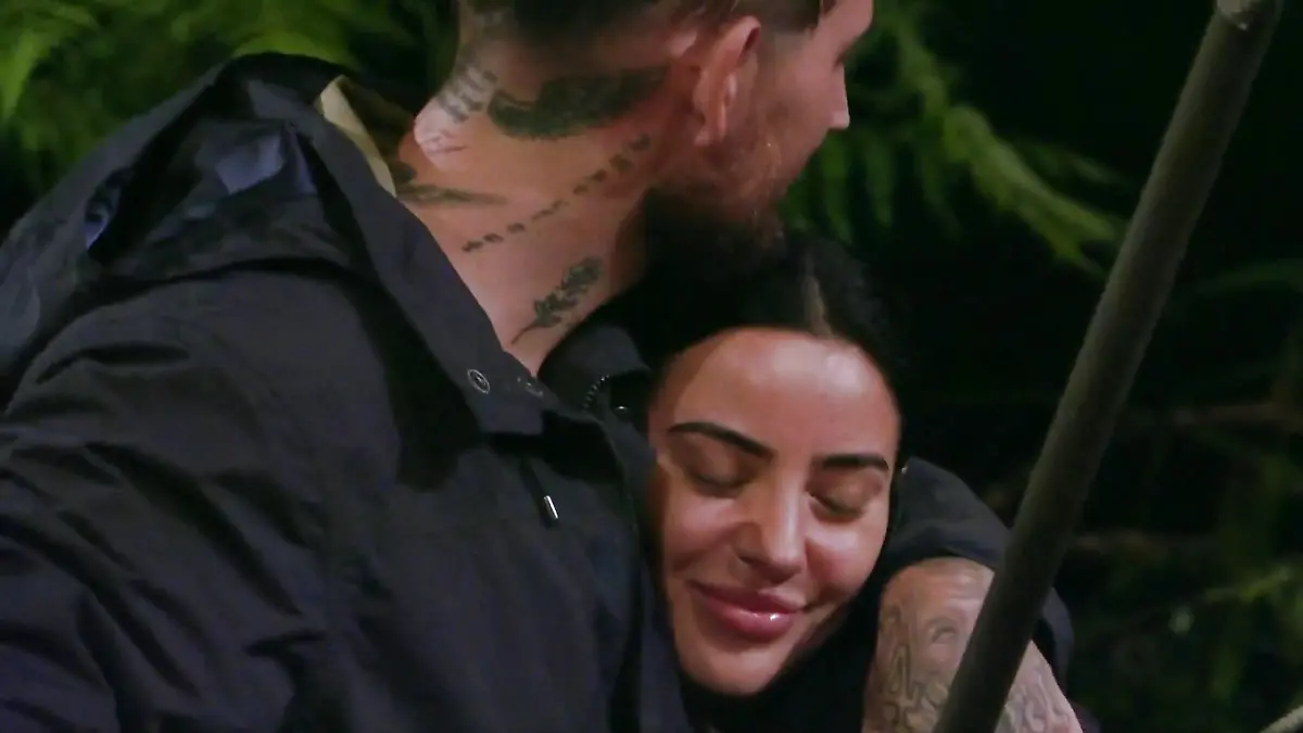 Endlich ungestört! Auf ihrer nächtlichen Dschungelcamp-Schatzsuche kommen sich Mike Heiter und Leyla Lahouar ein bisschen näher.