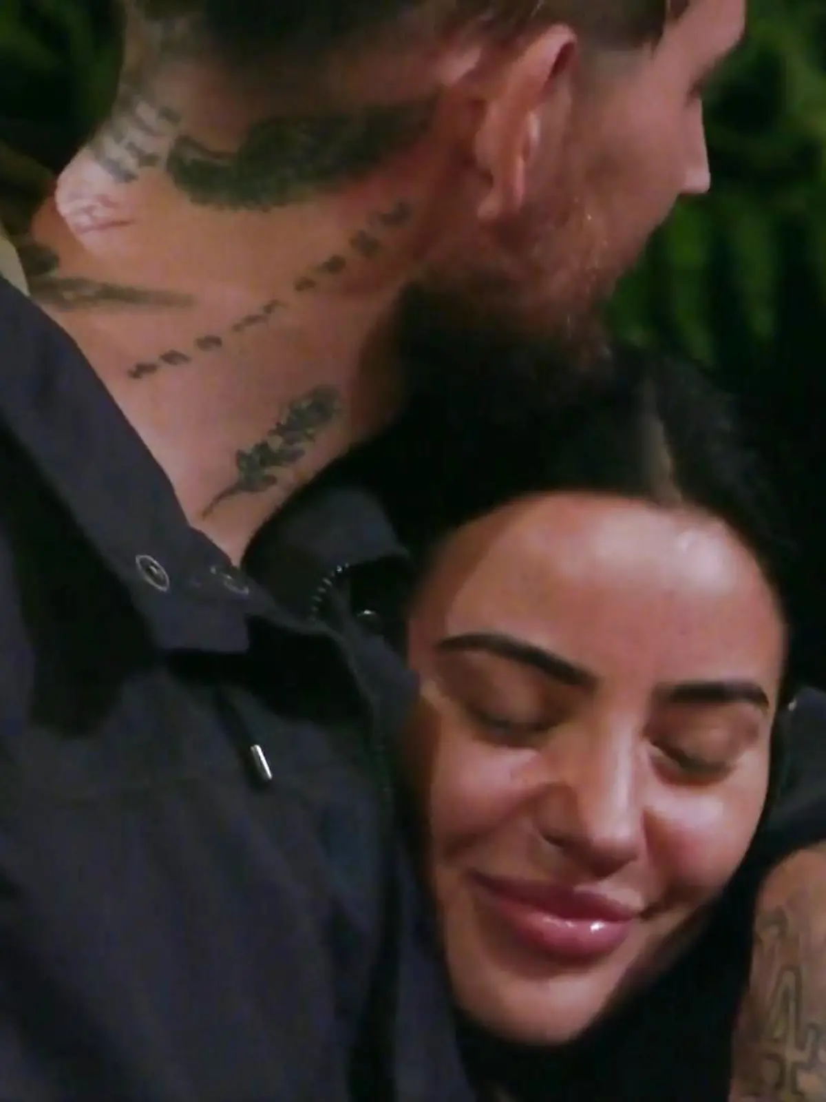 Endlich ungestört! Auf ihrer nächtlichen Dschungelcamp-Schatzsuche kommen sich Mike Heiter und Leyla Lahouar ein bisschen näher.