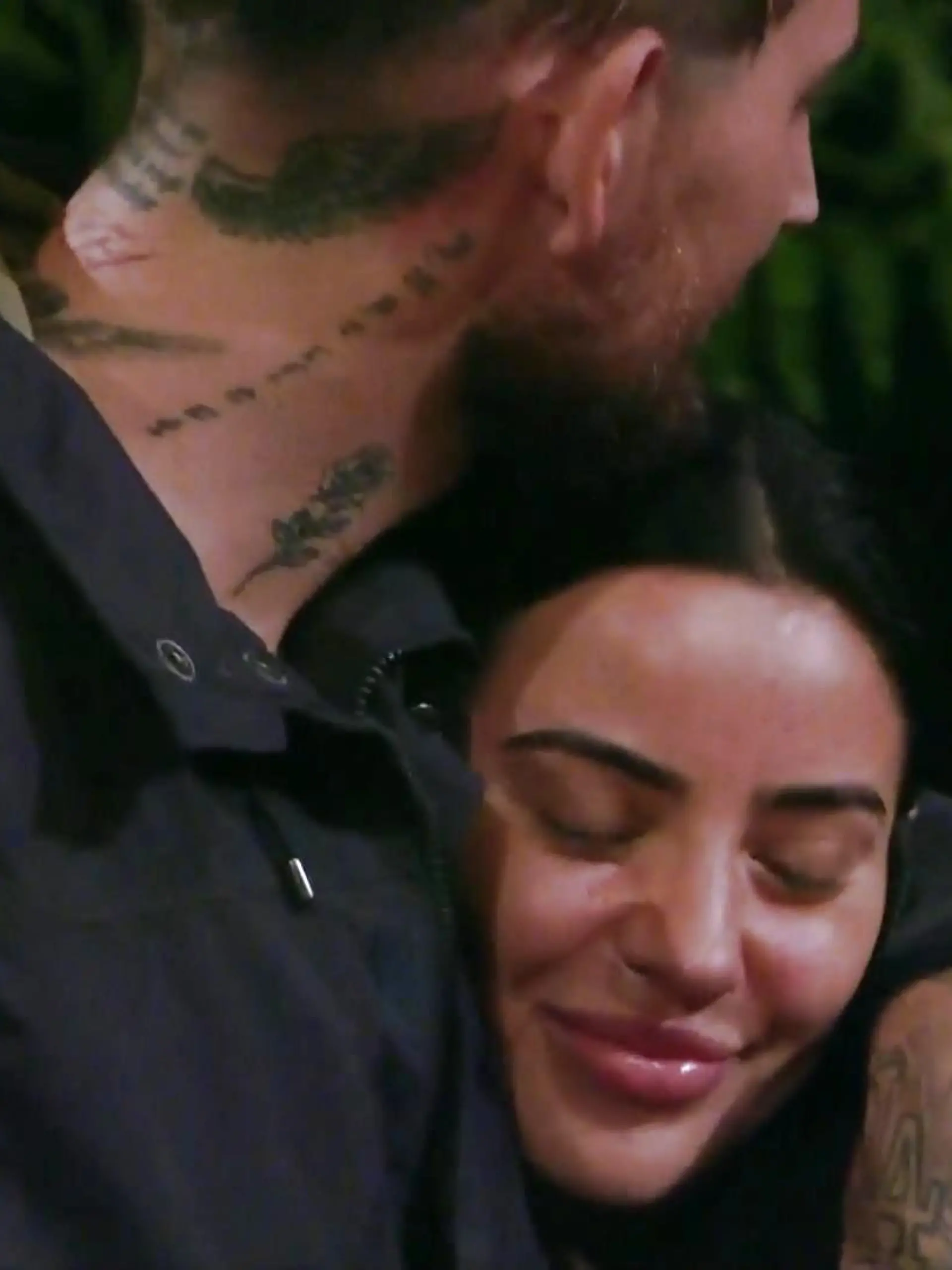 Endlich ungestört! Auf ihrer nächtlichen Dschungelcamp-Schatzsuche kommen sich Mike Heiter und Leyla Lahouar ein bisschen näher.