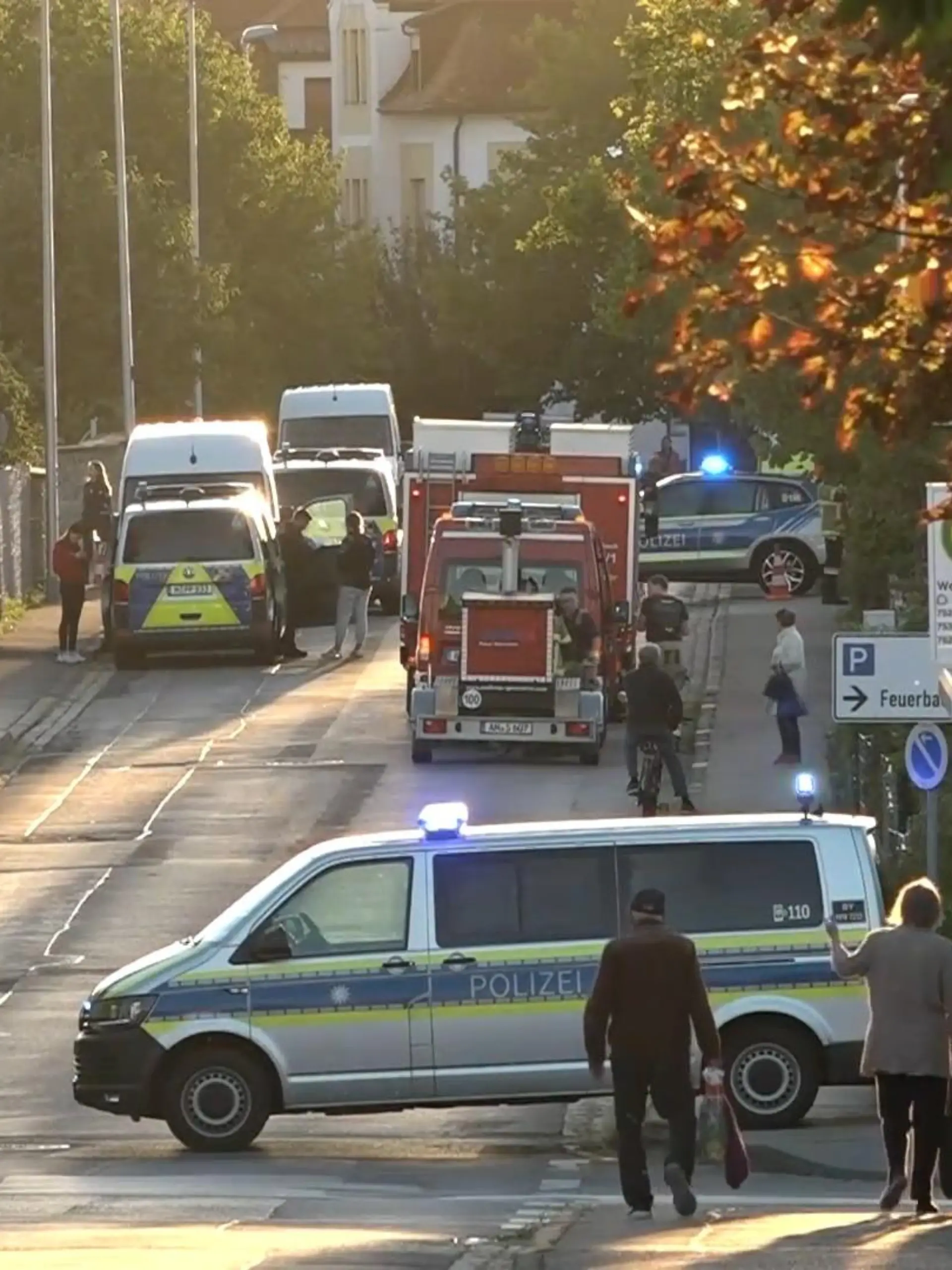In der fränkischen Stadt hat ein Mann mehrere Passanten angegriffen und zwei von ihnen verletzt. Die Polizei erschoss den Verdächtigen in der in der Nähe des Bahnhofs. Die Er-mittler prüfen einen islamistischen Hintergrund der Tat.