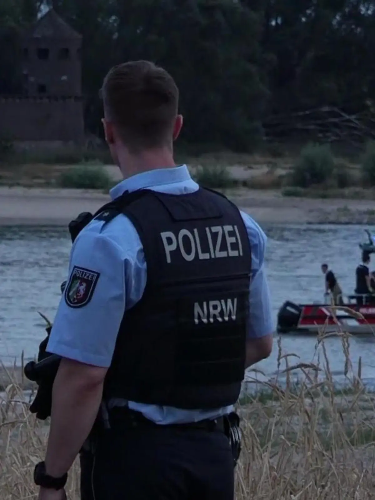 Sein kleiner Sohn spielte am Rheinufer, der Vater (64) passte auf ihn auf. Doch als ein Schiff an der Unglücksstelle in Duisburg entlang fuhr, war es vorbei mit der sommerlichen Idylle. Der Junge wurde vom Sog ins Wasser gezogen, der Vater sprang hinterher, um ihn zu retten. Von beiden fehlt seit Dienstagabend jede Spur. Die Mutter sprang auch ins Wasser, wurde aber von einem Angler (36) mit einem Kescher an Land gezogen, wie die Polizei Duisburg berichtet. Besonders tragisch: Die 33-Jährige musste sich das Drama um ihre Liebsten mit eigenen Augen ansehen.