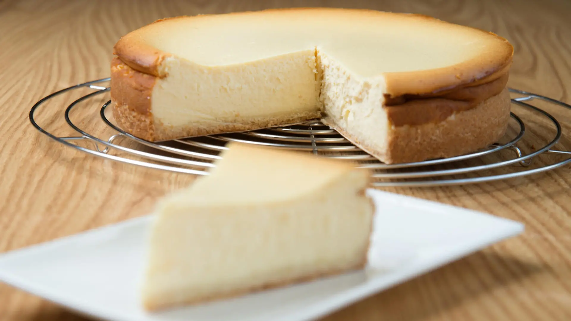 Frischer Käsekuchen auf einem Kuchengitter