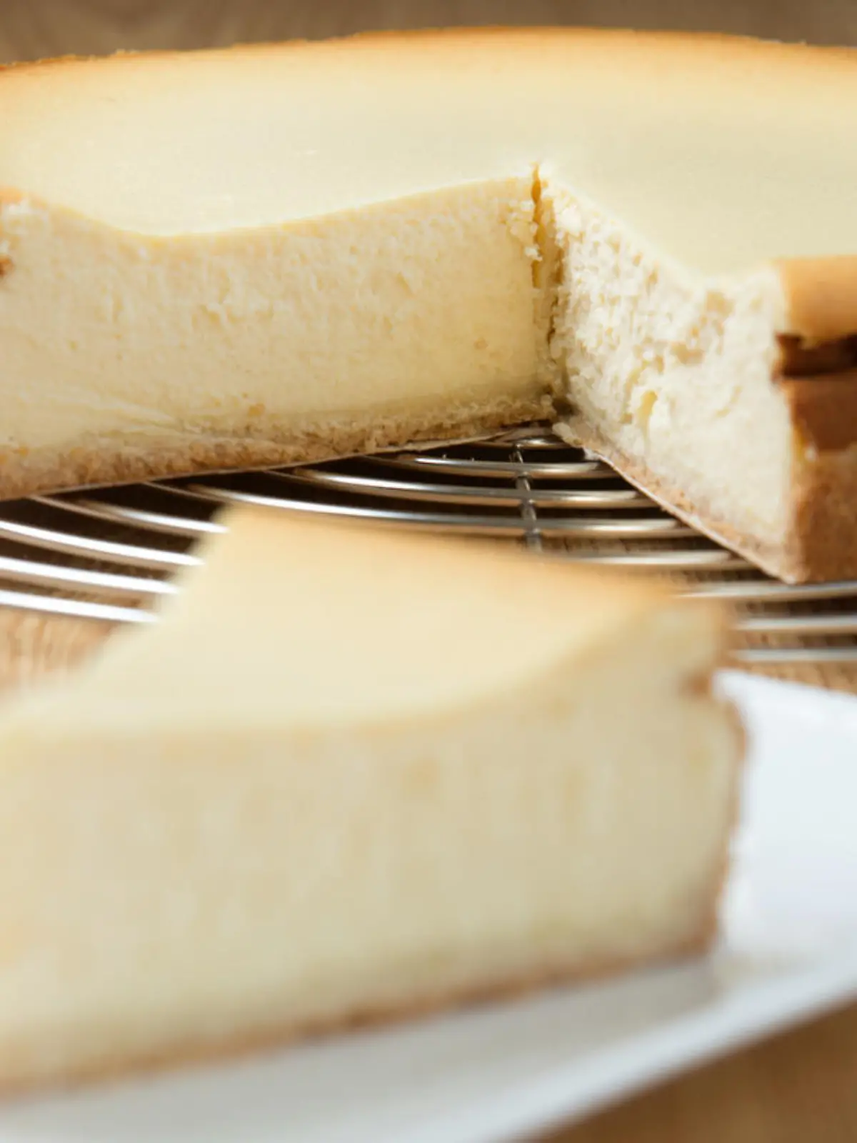 Frischer Käsekuchen auf einem Kuchengitter