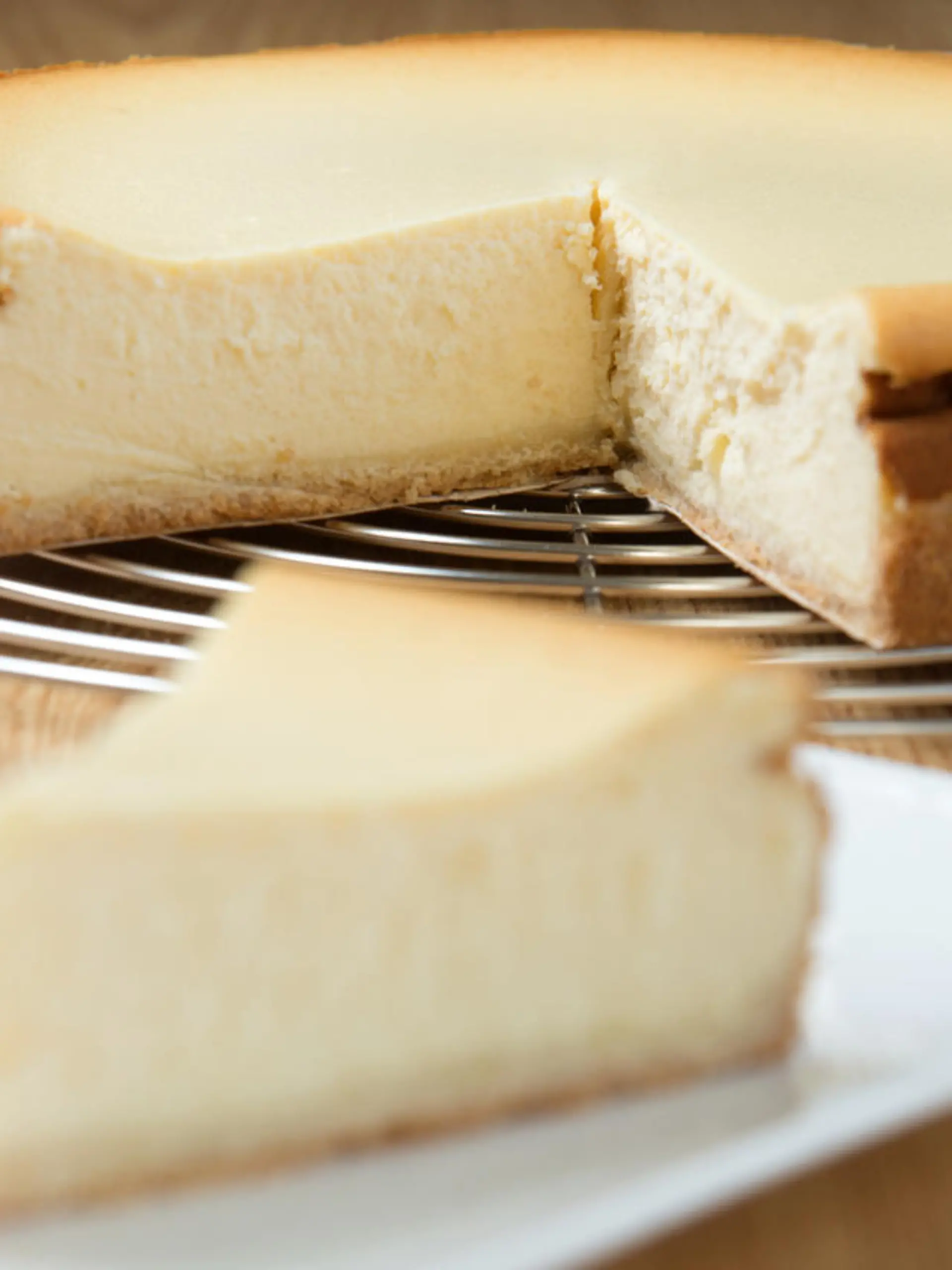Frischer Käsekuchen auf einem Kuchengitter