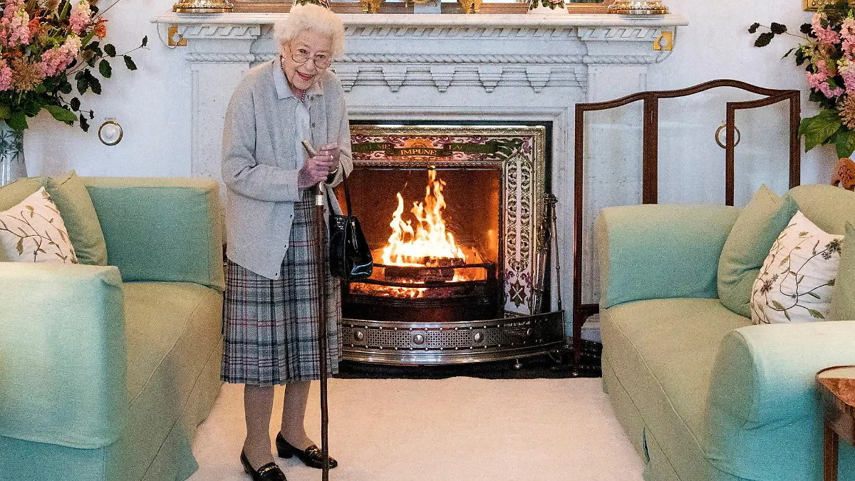 FILE PHOTO: Britain's Queen Elizabeth waits in the Drawing Room before receiving Liz Truss for an audience, where she invited the newly elected leader of the Conservative party to become Prime Minister and form a new government, at Balmoral Castle, Scotland, Britain September 6, 2022. Jane Barlow/Pool via REUTERS/File Photo     TPX IMAGES OF THE DAY