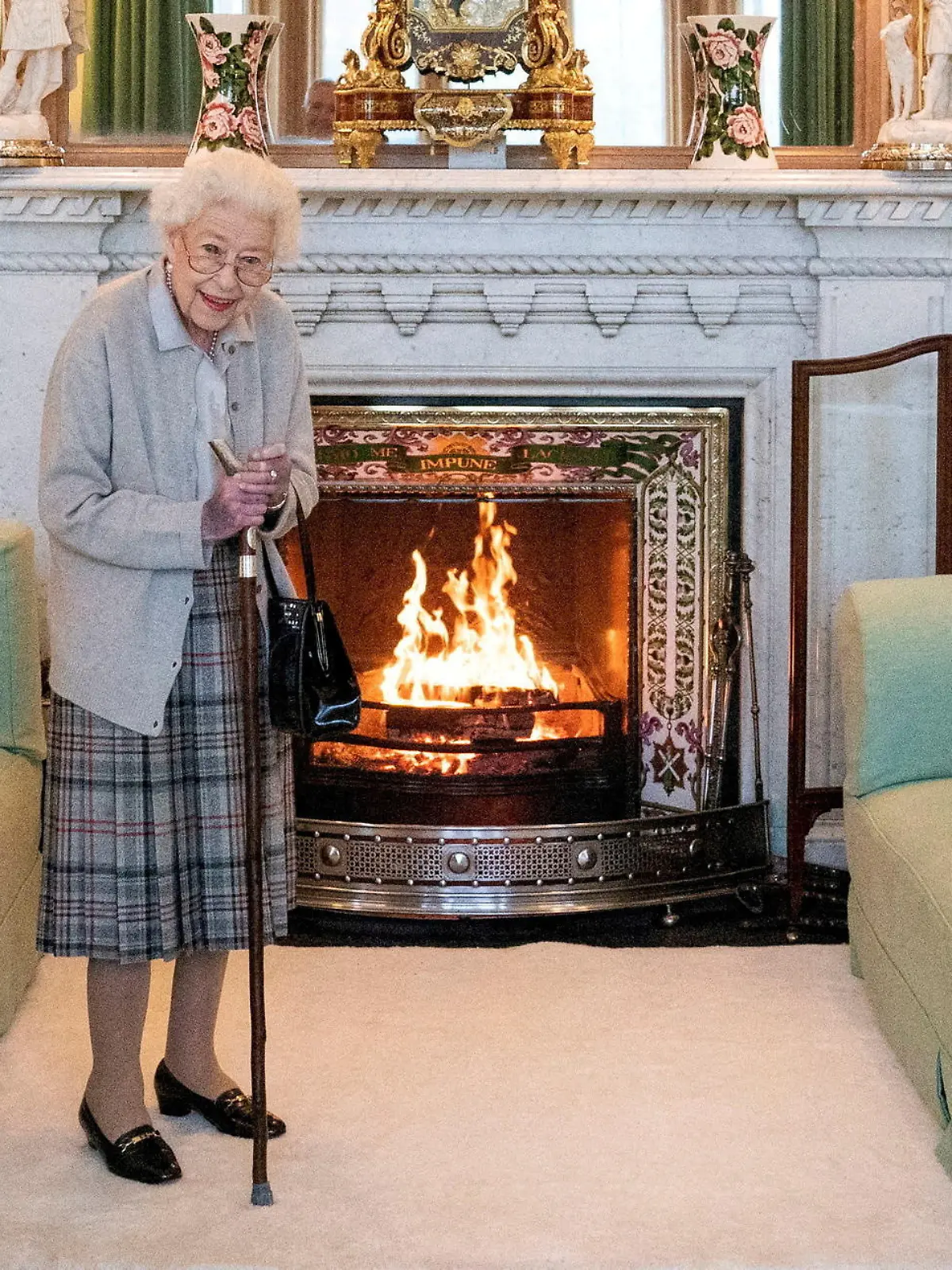 FILE PHOTO: Britain's Queen Elizabeth waits in the Drawing Room before receiving Liz Truss for an audience, where she invited the newly elected leader of the Conservative party to become Prime Minister and form a new government, at Balmoral Castle, Scotland, Britain September 6, 2022. Jane Barlow/Pool via REUTERS/File Photo     TPX IMAGES OF THE DAY