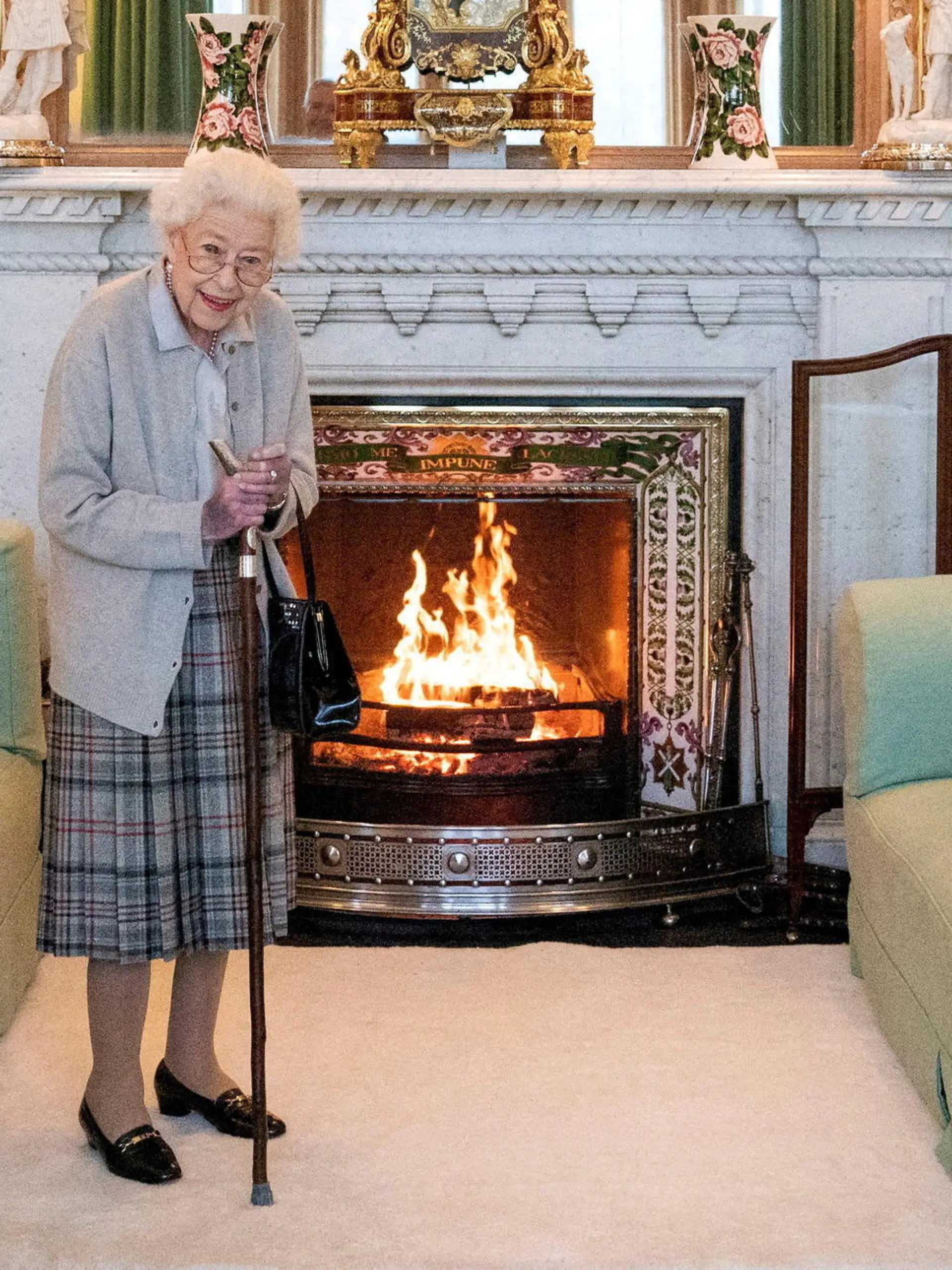 FILE PHOTO: Britain's Queen Elizabeth waits in the Drawing Room before receiving Liz Truss for an audience, where she invited the newly elected leader of the Conservative party to become Prime Minister and form a new government, at Balmoral Castle, Scotland, Britain September 6, 2022. Jane Barlow/Pool via REUTERS/File Photo     TPX IMAGES OF THE DAY