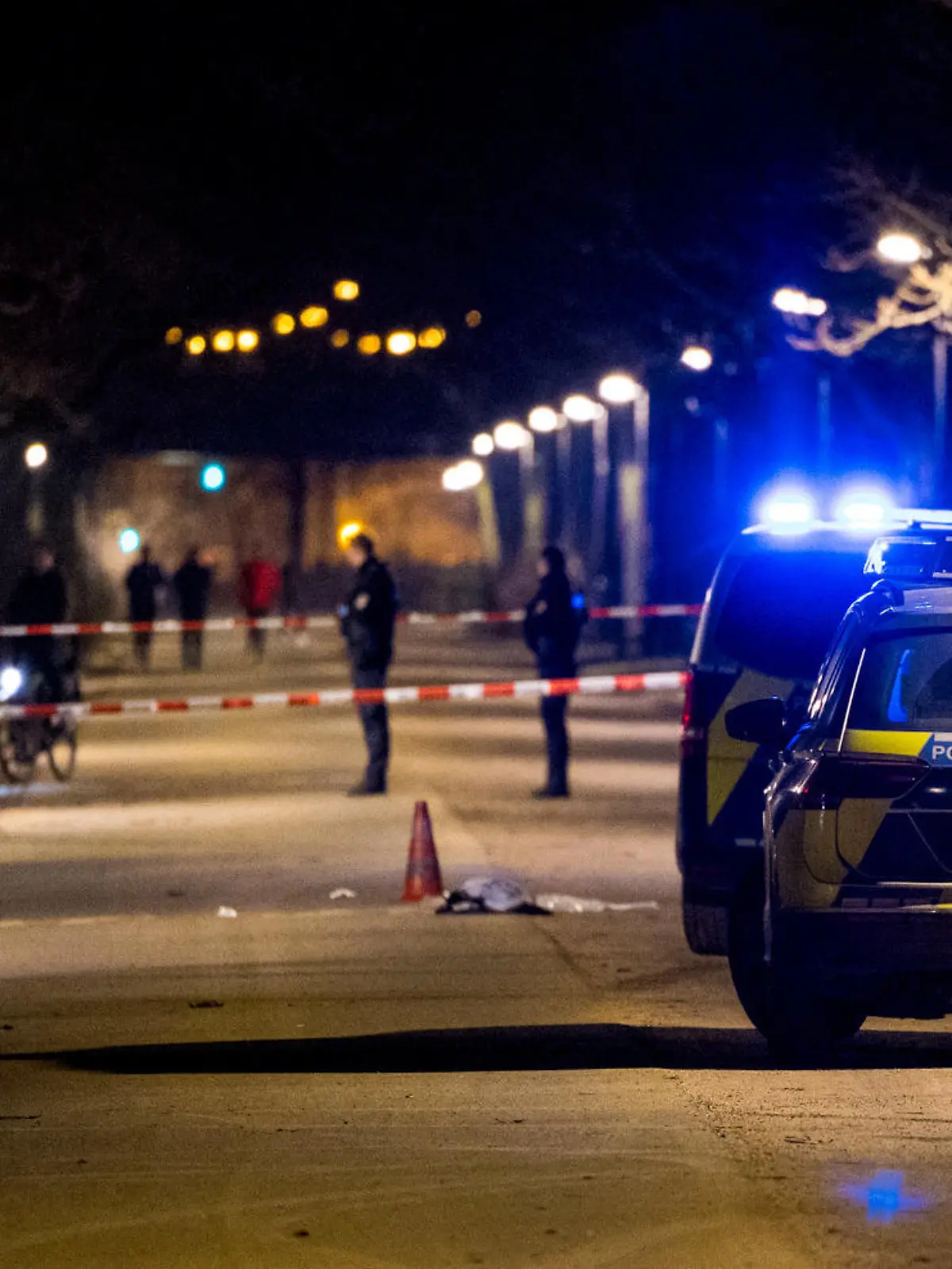 30.01.2024, Hessen, Frankfurt/Main: Einsatzkräfte der Polizei sichern einen Tatort ab. Bei einem Einsatz der Polizei in Frankfurt ist ein Mensch am Dienstagabend ums Leben gekommen. Die Einsatzkräfte seien gerufen worden, weil ein Mensch auf offener Straße andere Menschen angegriffen haben soll, sagte ein Polizeisprecher. Dabei sei es zu dem Schusswaffengebrauch gekommen. Der mutmaßliche Täter sei an seinen Verletzungen im Krankenhaus gestorben. Zu den Hintergründen des Zwischenfalls und ob ein Polizist geschossen hat, wollte sich der Sprecher nicht äußern. Angaben zu dem Todesopfer wurden ebenfalls nicht gemacht. Das Landeskriminalamt habe die Ermittlungen aufgenommen. Foto: 5VISION.NEWS/dpa +++ dpa-Bildfunk +++