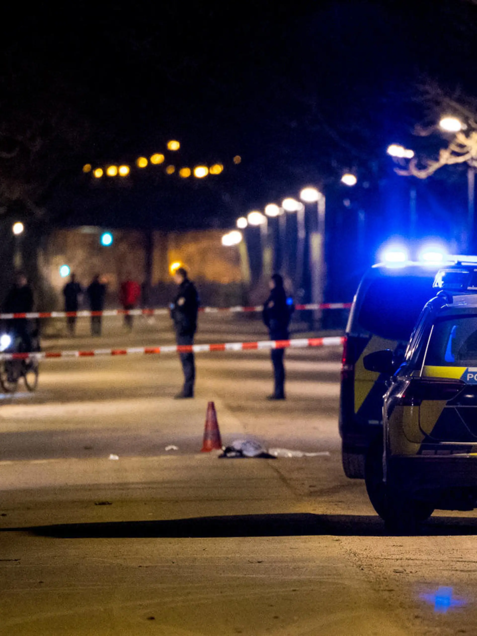 30.01.2024, Hessen, Frankfurt/Main: Einsatzkräfte der Polizei sichern einen Tatort ab. Bei einem Einsatz der Polizei in Frankfurt ist ein Mensch am Dienstagabend ums Leben gekommen. Die Einsatzkräfte seien gerufen worden, weil ein Mensch auf offener Straße andere Menschen angegriffen haben soll, sagte ein Polizeisprecher. Dabei sei es zu dem Schusswaffengebrauch gekommen. Der mutmaßliche Täter sei an seinen Verletzungen im Krankenhaus gestorben. Zu den Hintergründen des Zwischenfalls und ob ein Polizist geschossen hat, wollte sich der Sprecher nicht äußern. Angaben zu dem Todesopfer wurden ebenfalls nicht gemacht. Das Landeskriminalamt habe die Ermittlungen aufgenommen. Foto: 5VISION.NEWS/dpa +++ dpa-Bildfunk +++