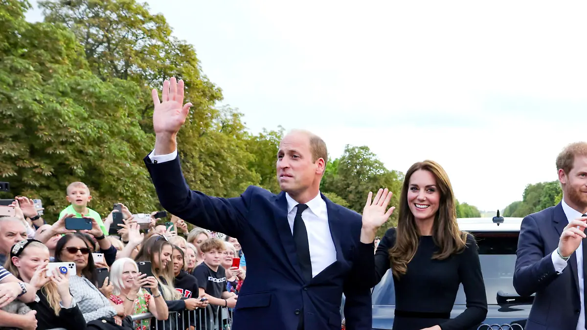 Britain's William, Prince of Wales, Catherine, Princess of Wales, Britain's Prince Harry and Meghan, the Duchess of Sussex wave to crowd on the long walk at Windsor Castle, following the passing of Britain's Queen Elizabeth, in Windsor, Britain, September 10, 2022. Chris Jackson/Pool via REUTERS