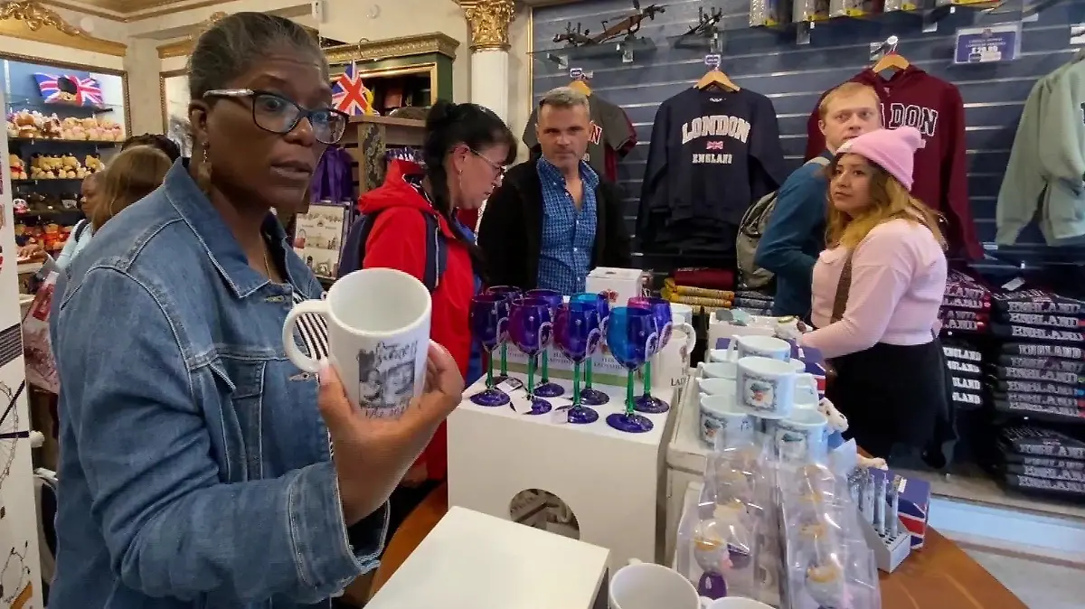 20,95 britische Pund für eine Tasse. Der Tod der Königin ist auch ein Geschäft. Diese Kundin legt den Becher weg: "Das bezahle ich doch nicht."