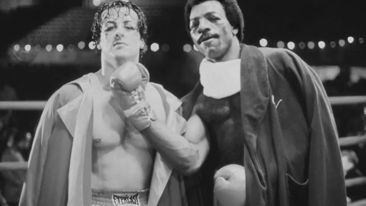 Rocky (Rocky, USA 1976, Regie: John G. Avildsen) Sylvester Stallone, Carl Weathers / Boxer, Männer, posieren nach Kampf, Boxkampf, Faust, Pose, Umhang, Boxring, Siegerpose; Boxen, Boxsport /------WICHTIG: Nutzung nur redaktionell mit Filmtitelnennung bzw. Berichterstattung über diesen Film. Buch- und Kalendernutzung nur nach Absprache. ------IMPORTANT: To be used solely for editorial coverage of this specific motion picture/TV programme. / RTG15s