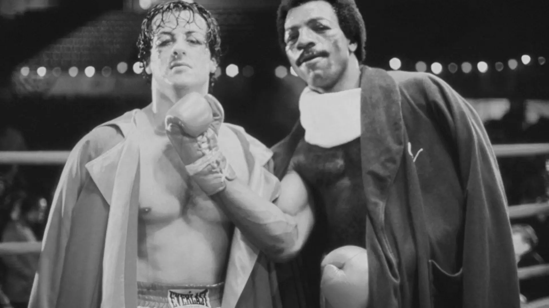 Rocky (Rocky, USA 1976, Regie: John G. Avildsen) Sylvester Stallone, Carl Weathers / Boxer, Männer, posieren nach Kampf, Boxkampf, Faust, Pose, Umhang, Boxring, Siegerpose; Boxen, Boxsport /------WICHTIG: Nutzung nur redaktionell mit Filmtitelnennung bzw. Berichterstattung über diesen Film. Buch- und Kalendernutzung nur nach Absprache. ------IMPORTANT: To be used solely for editorial coverage of this specific motion picture/TV programme. / RTG15s