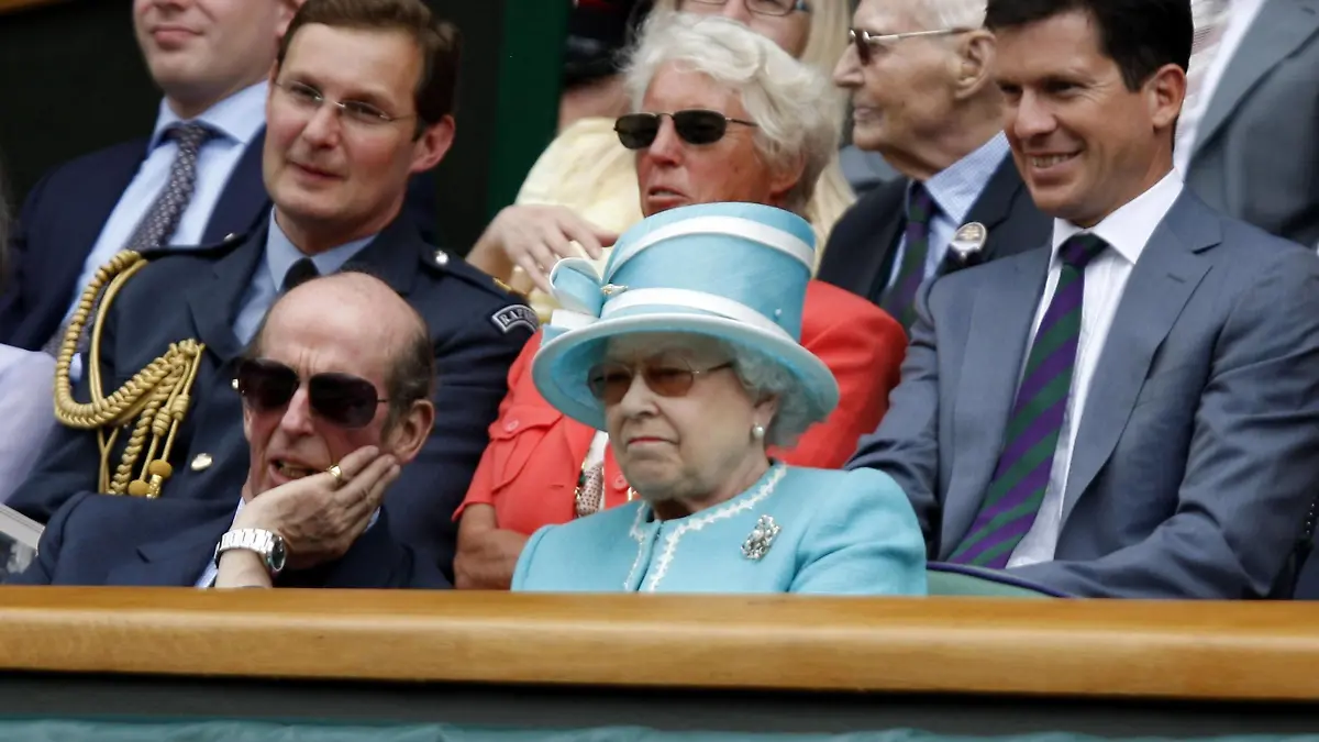 Bildnummer: 06083593  Datum: 24.06.2010  Copyright: imago/Hasenkopf
Wimbledon 2010,Sport, Tennis, ITF Grand Slam Tournament, L-R. Edward George Nicholas (Duke of Kent), Queen Elisabeth II.; dahinter Tim Henman (2.v.re.) und Virginia Wade; Tennis Herren All England Championships ATP Tour London Wimbledon People Adel Königshaus vdig xkg 2010 quer  o0 Königin UK Zuschauer

Image number 06083593 date 24 06 2010 Copyright imago Hasenkopf Wimbledon 2010 Sports Tennis ITF Grand Slam Tournament l r Edward George Nicholas Duke of Kent Queen Elisabeth II behind Tim Henman 2 v right and Virginia Calf Tennis men All England Championships ATP Tour London Wimbledon Celebrities Adel Royal house Vdig xkg 2010 horizontal o0 Queen UK Spectators 