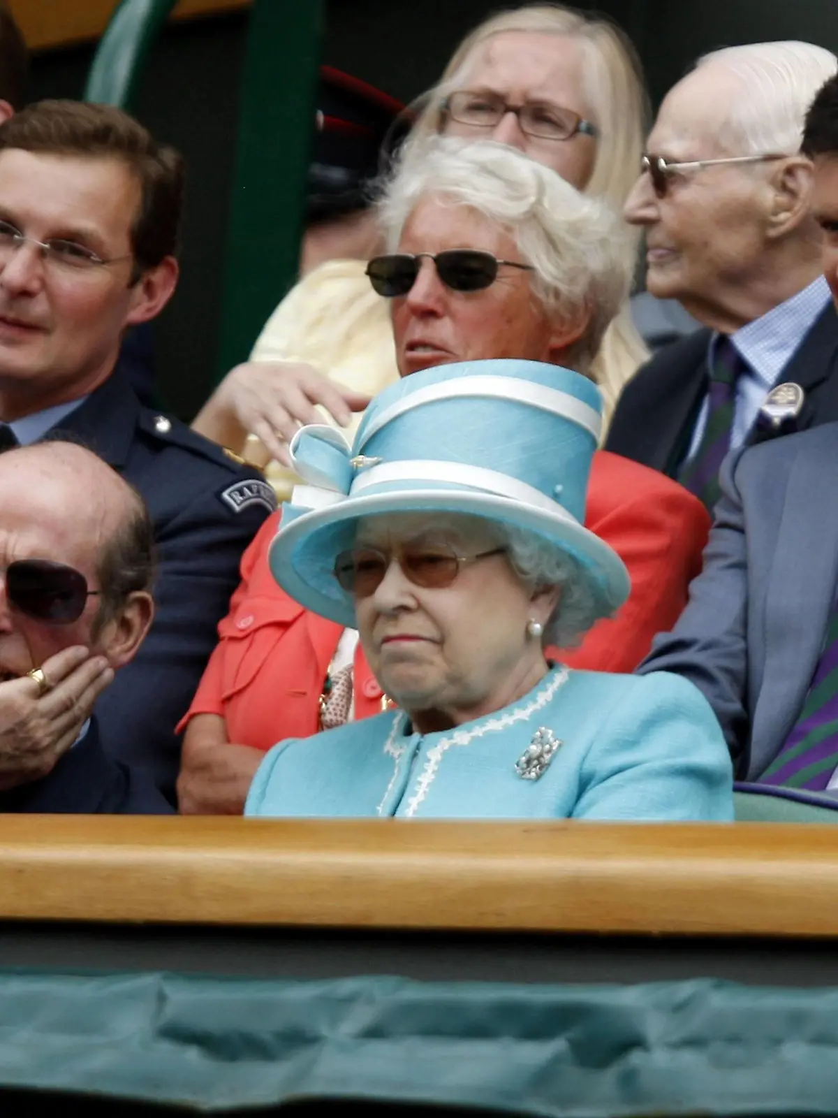 Bildnummer: 06083593  Datum: 24.06.2010  Copyright: imago/Hasenkopf
Wimbledon 2010,Sport, Tennis, ITF Grand Slam Tournament, L-R. Edward George Nicholas (Duke of Kent), Queen Elisabeth II.; dahinter Tim Henman (2.v.re.) und Virginia Wade; Tennis Herren All England Championships ATP Tour London Wimbledon People Adel Königshaus vdig xkg 2010 quer  o0 Königin UK Zuschauer

Image number 06083593 date 24 06 2010 Copyright imago Hasenkopf Wimbledon 2010 Sports Tennis ITF Grand Slam Tournament l r Edward George Nicholas Duke of Kent Queen Elisabeth II behind Tim Henman 2 v right and Virginia Calf Tennis men All England Championships ATP Tour London Wimbledon Celebrities Adel Royal house Vdig xkg 2010 horizontal o0 Queen UK Spectators 