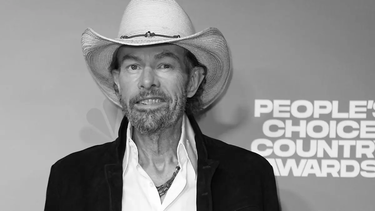 ARCHIV - 28.09.2023, USA, Nashville: Toby Keith, Sänger und Schauspieler aus den USA, kommt zu den People's Choice Country Awards im Grand Ole Opry House an. Keith ist am Montag, 05.02.24, im Kreise seiner Familie friedlich verstorben, heißt es in einer Erklärung auf der Website des Country-Sängers. Er wurde 62 Jahre alt. Foto: George Walker IV/AP/dpa +++ dpa-Bildfunk +++