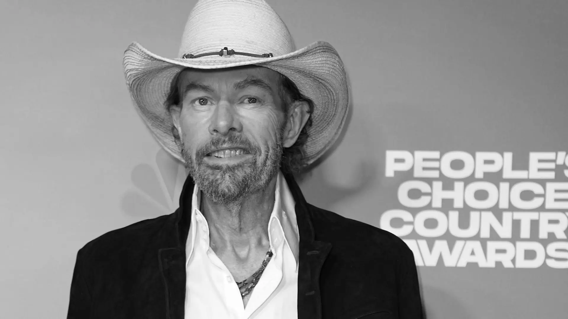 ARCHIV - 28.09.2023, USA, Nashville: Toby Keith, Sänger und Schauspieler aus den USA, kommt zu den People's Choice Country Awards im Grand Ole Opry House an. Keith ist am Montag, 05.02.24, im Kreise seiner Familie friedlich verstorben, heißt es in einer Erklärung auf der Website des Country-Sängers. Er wurde 62 Jahre alt. Foto: George Walker IV/AP/dpa +++ dpa-Bildfunk +++