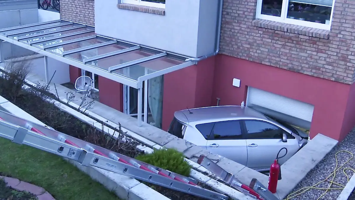 In Ahrensfelde ist aus bislang ungeklärter Ursache ein Auto im Kellergeschoss gelandet