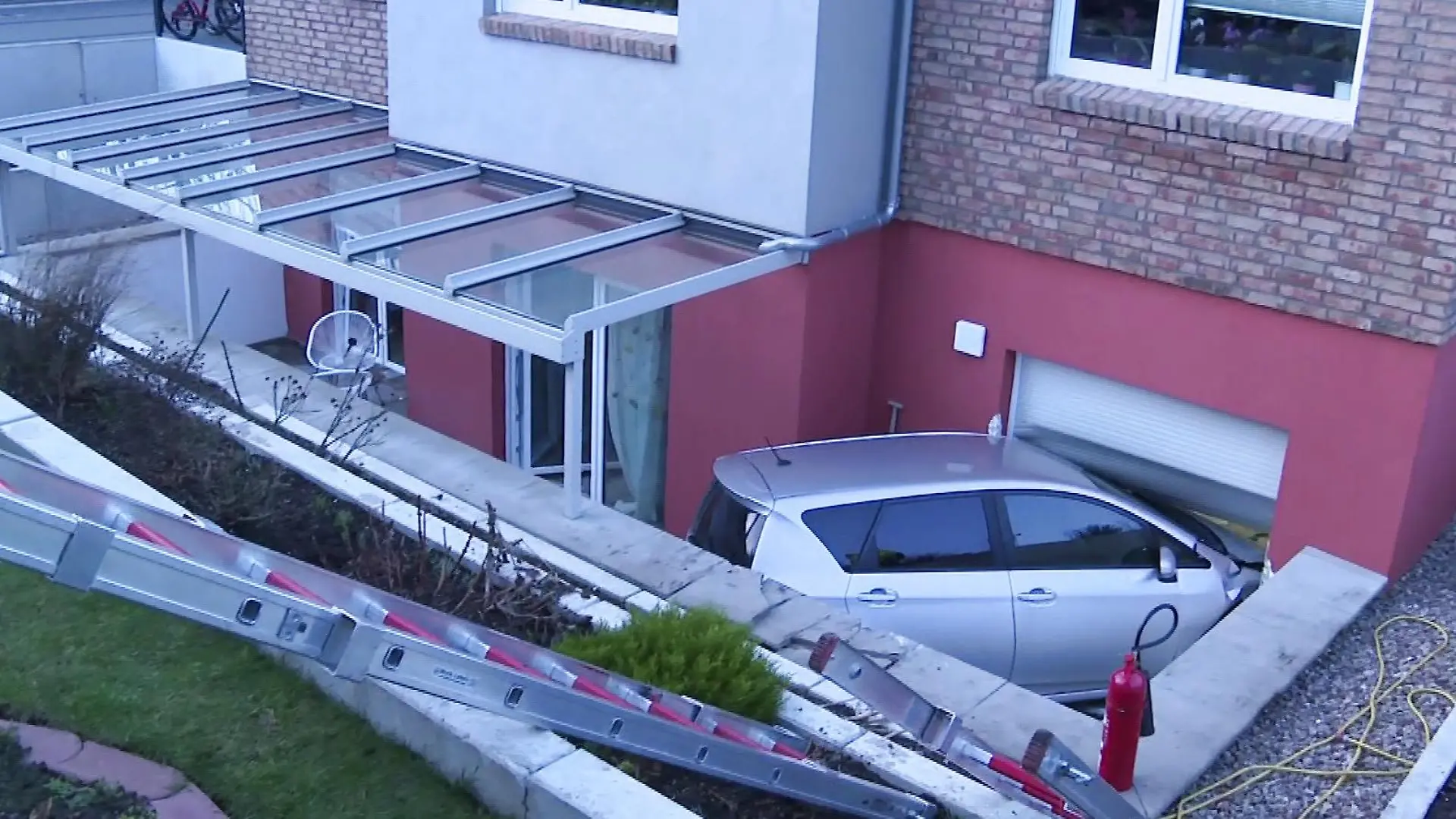 In Ahrensfelde ist aus bislang ungeklärter Ursache ein Auto im Kellergeschoss gelandet