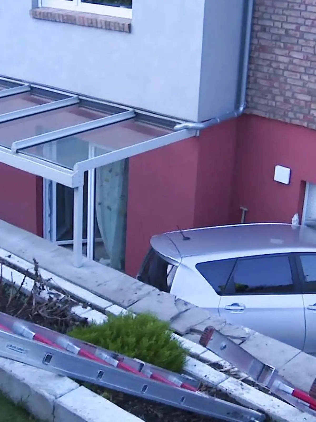 In Ahrensfelde ist aus bislang ungeklärter Ursache ein Auto im Kellergeschoss gelandet