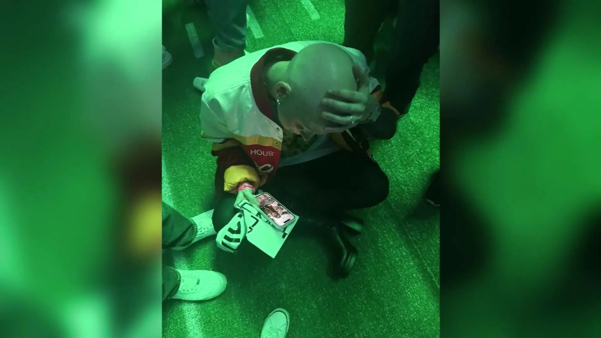 „Was passiert hier gerade?“ Eigentlich wollte sie doch nur seine Musik hören. Doch jetzt ist Drake-Fan Lauren Schwallier völlig überwältigt von den Ereignissen in der Bridgeton Arena in Nashville, Tennessee.