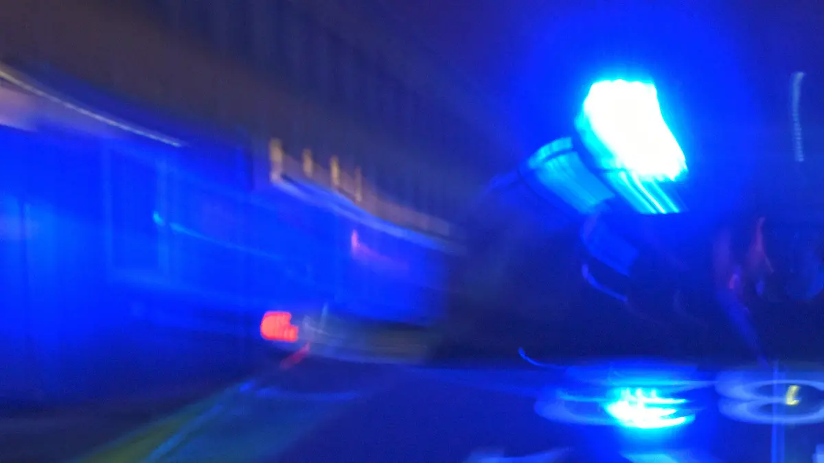 ARCHIV - SYMBOLBILD - Ein Polizeifahrzeug steht am 22.06.2015 in Freiburg (Baden-Württemberg) mit Blaulicht auf der Straße. Foto: Patrick Seeger/dpa (zu lsw: «Mädchen mehrfach vergewaltigt - Verdächtige in Untersuchungshaft» vom 07.01.2015) +++(c) dpa - Bildfunk+++