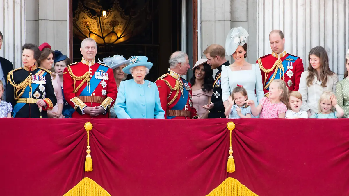 June 9, 2018 - London, London, United Kingdom - Princess Anne, Princess Beatrice, Prince Andrew, Camilla Duchess of Cornwall, Queen Elizabeth II, Prince Charles, Meghan Duchess of Sussex, Prince Harry, Catherine Duchess of Cambridge, Prince William, Princess Charlotte, Prince George on the balcony at Buckingham Palace watching the flyover after taking part in the Trooping The Colour ceremony in London. This years event is part of a weekend of celebration to mark the 92nd birthday of Queen Elizabeth II, who is Britain's longest reigning monarch - 9th June 2018
