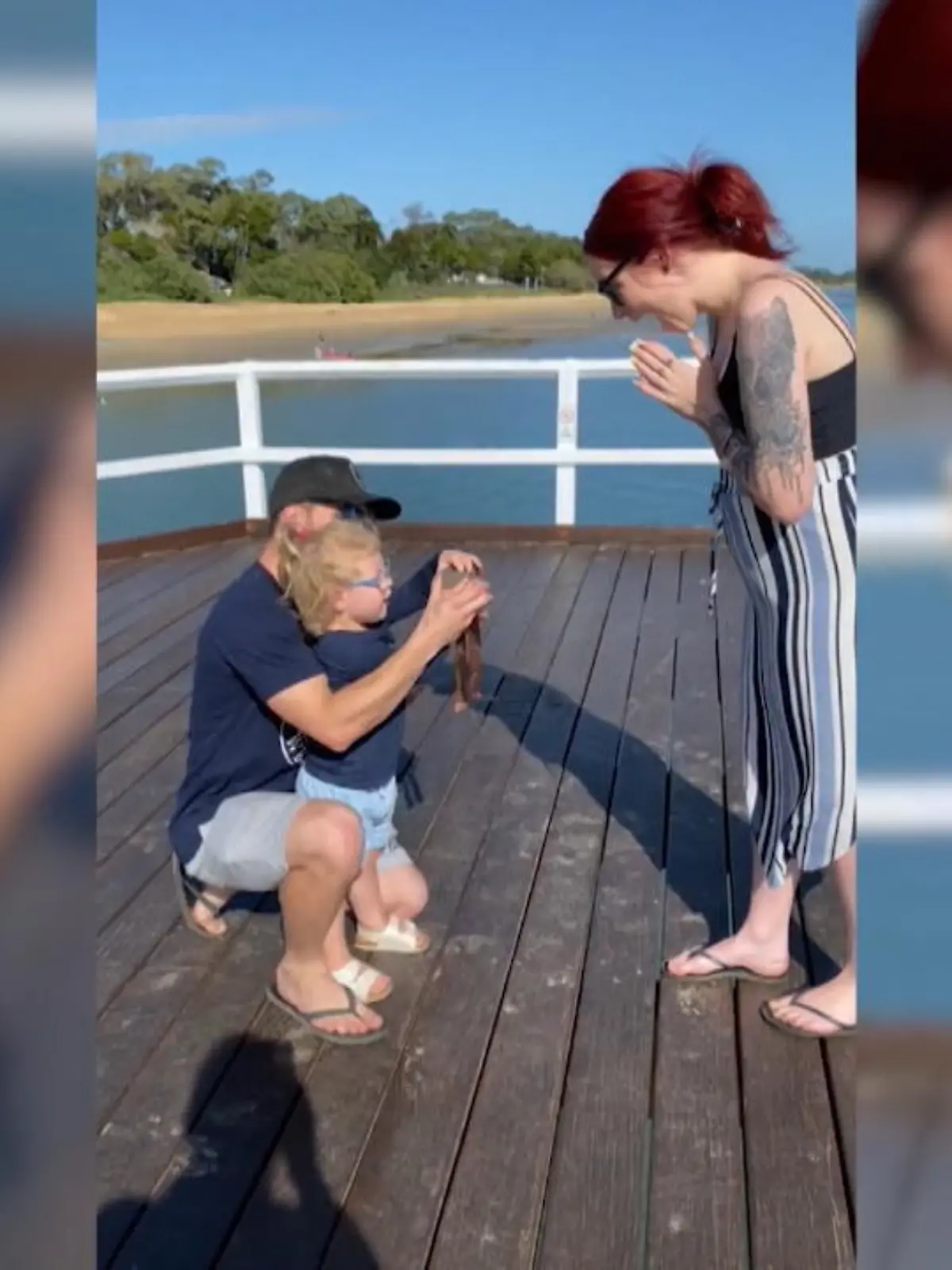 Bei einem Heiratsantrag in Brisbane in Australien kommt es zu einem Heiratsantrag-Fail. Der Zukünftige will, dass die Tochter den Ring auf einem Steg übergibt, die lässt den Ring aber  ins Wasser fallen und die Suche beginnt.