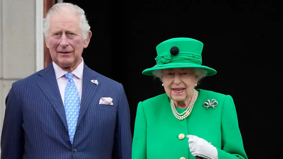 dpatopbilder - ARCHIV - 05.06.2022, Großbritannien, London: Die britische Königin Elizabeth II. und Charles, Prinz von Wales, stehen am vierten Tag der Feierlichkeiten zum Platinjubiläum der Queen auf dem Balkon des Buckingham Palace während des Festumzuges. Die Britische Königin Elizabeth II. ist tot. Ihr Sohn Charles ist nun König. Foto: Frank Augstein/Pool AP/dpa +++ dpa-Bildfunk +++