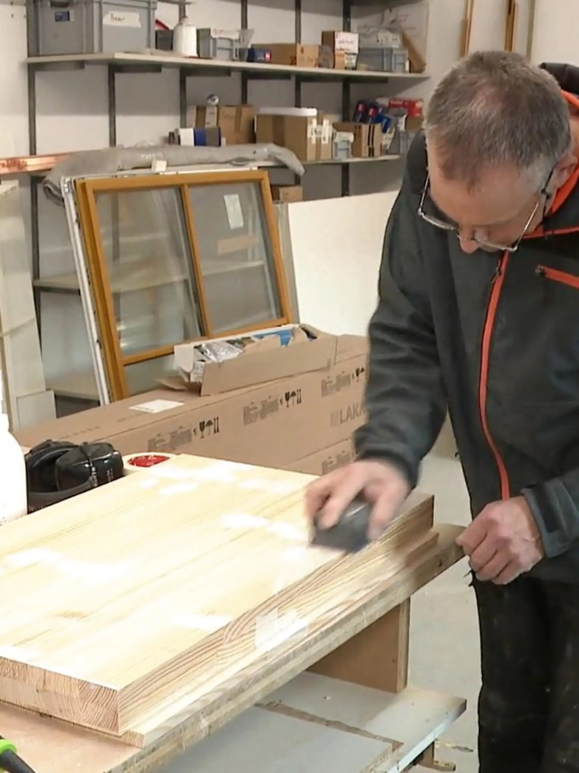 Im Schreinerbetrieb "Holzkunst Mostert" wird seit Januar nur noch vier Tage pro Woche gearbeitet. Geschäftsführer Hanns-Georg Mostert sieht in diesem neuen Arbeitskonzept viele Vorteile und betont, dass die Arbeitskräfte dadurch leistungsfähiger sind. Das Unternehmen ist eines von 45 in Deutschland, die für ein halbes Jahr die Vier-Tage-Woche testen. Das Projekt wurde von der Unternehmensberatung Intraprenör und der Organisation Four Day Week Global ins Leben gerufen. Ein ähnliches Testprojekt in Großbritannien zeigte einen Rückgang der Krankheitstage um rund 20 Prozent. Die Vier-Tage-Woche kann den Unternehmen helfen, attraktiver für Mitarbeiter zu werden. Eine endgültige Bilanz über die Auswirkungen der Vier-Tage-Woche wird erst nach Projektende im Oktober gezogen.