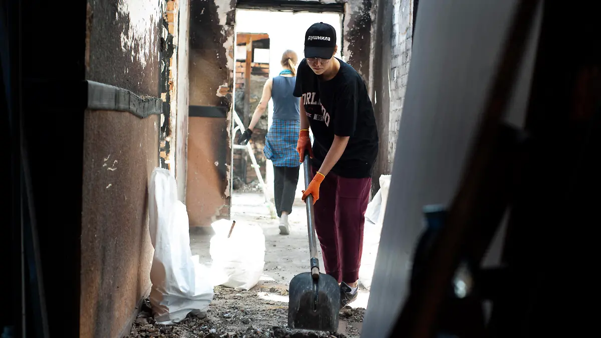 Ukraine-Konflikt, Eindrücke aus Irpin  September 4, 2022, Irpin, Kyiv oblast, Ukraine: August 4, Irpin, Ukraine Volunteers from Brave to rebuild organization clear the rubble and rebuild residential houses that were damaged by Russians during fighting that took place here in the opening months of the invasion. Russia invaded Ukraine of February 24th, 2022 Irpin Ukraine - ZUMAa213 20220904_zip_a213_008 Copyright: xDanyloxAntoniukx