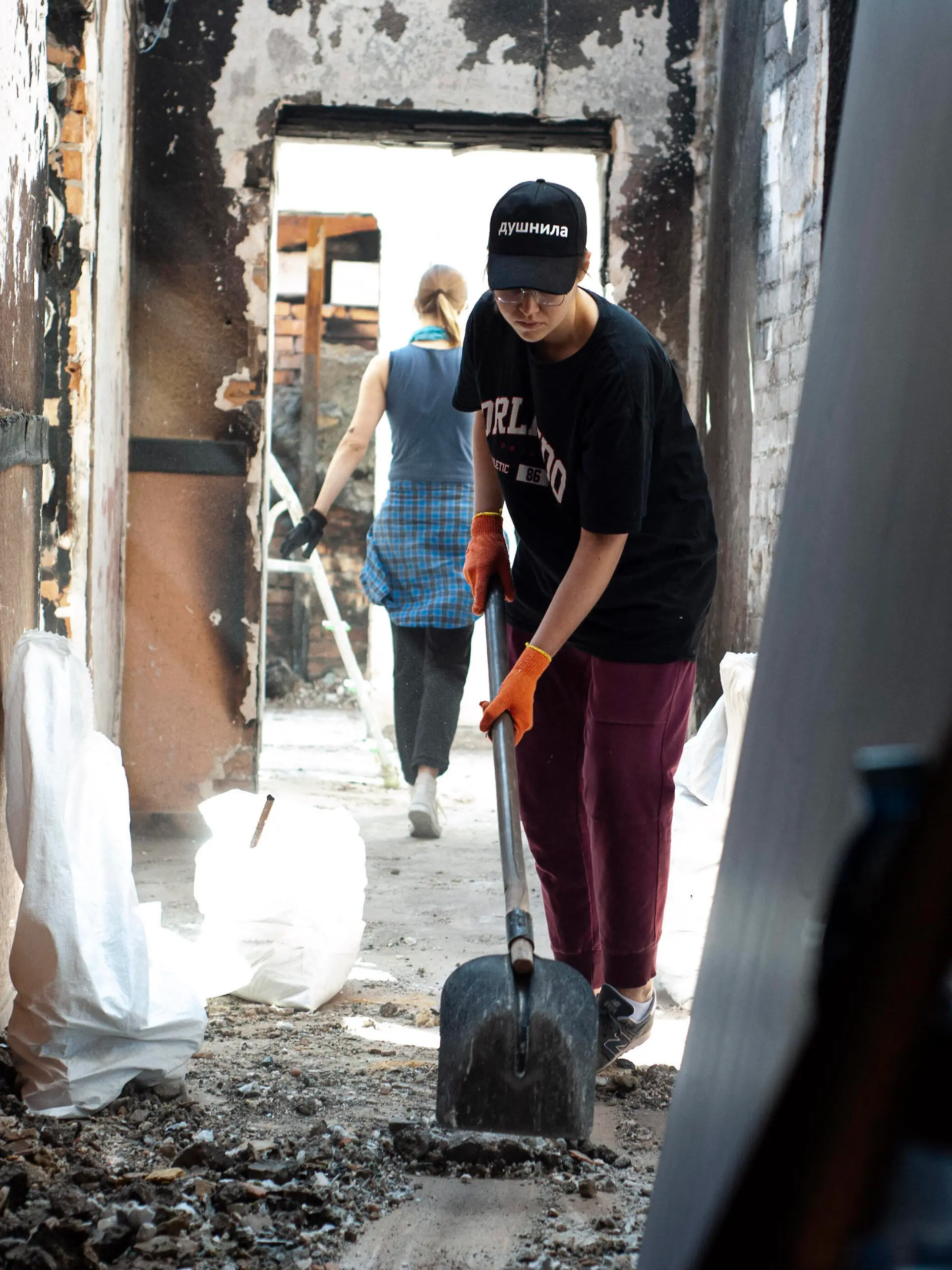 Ukraine-Konflikt, Eindrücke aus Irpin  September 4, 2022, Irpin, Kyiv oblast, Ukraine: August 4, Irpin, Ukraine Volunteers from Brave to rebuild organization clear the rubble and rebuild residential houses that were damaged by Russians during fighting that took place here in the opening months of the invasion. Russia invaded Ukraine of February 24th, 2022 Irpin Ukraine - ZUMAa213 20220904_zip_a213_008 Copyright: xDanyloxAntoniukx