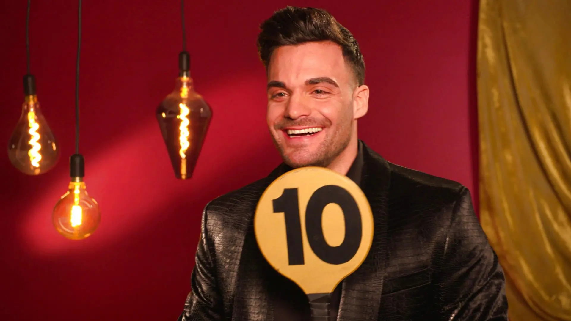 Da ist sie schon, die erste Zehn! Die nämlich gibt sich „Let’s Dance“-Kandidat Stefano Zarrella selbst.