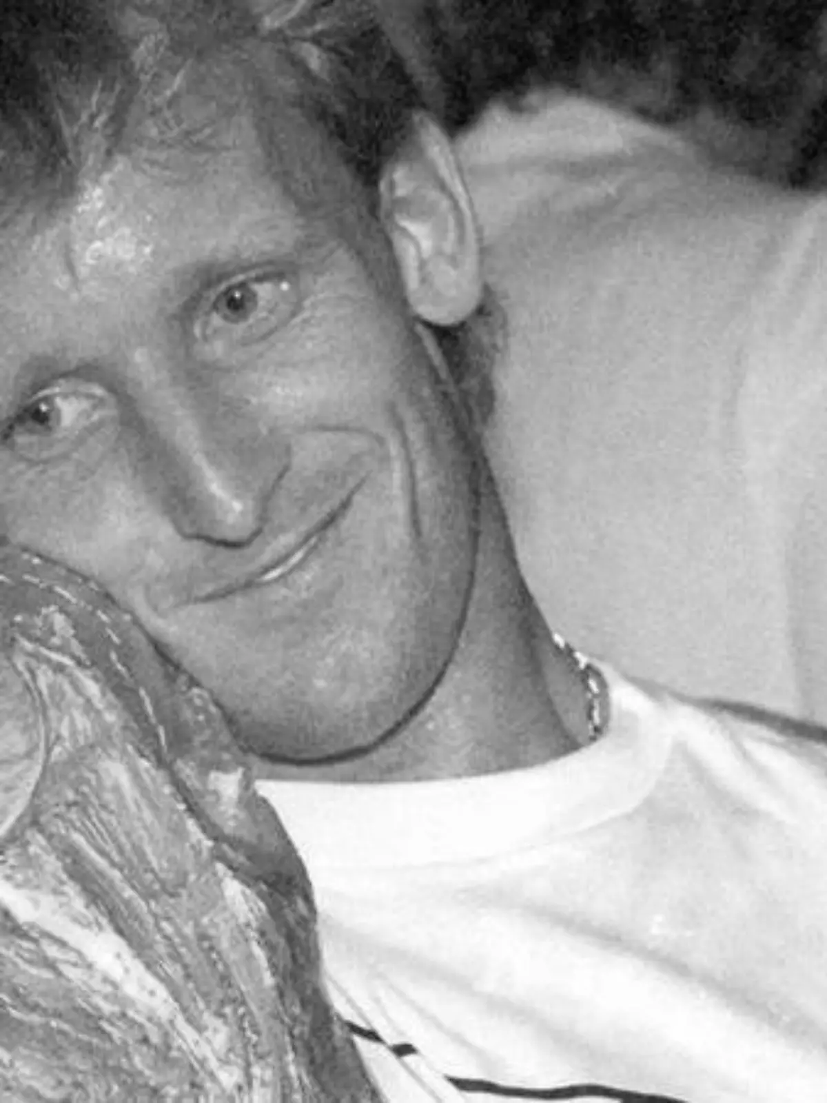 Andreas Brehme hält den WM-Pokal von 1990 im Arm. Foto: Frank Kleefeldt.
