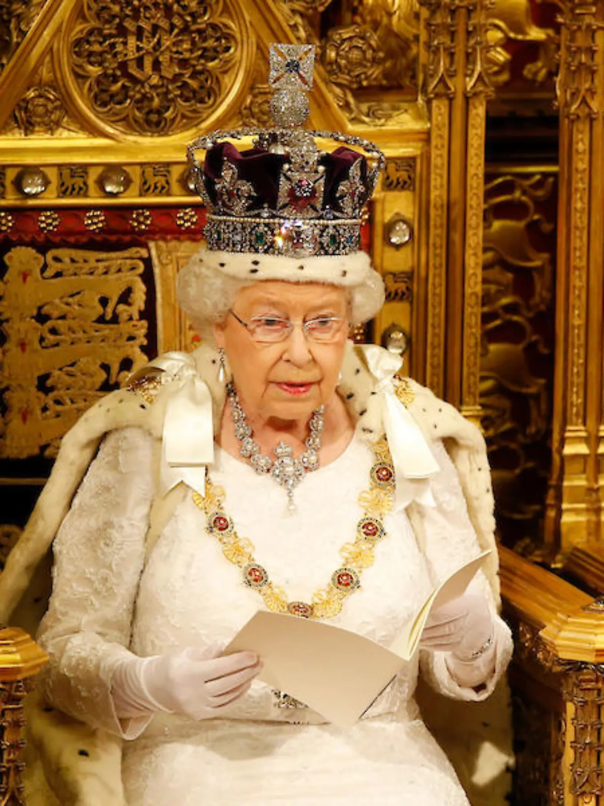 ARCHIVE: 13 March 2017 - Queen Elizabeth II with John Hall, the Dean of Westminster, shakes hands with Australian singer Cody Simpson at a Commonwealth Day Service at Westminster Abbey in central London. Queen Elizabeth II has been Head of the Commonwealth throughout her reign. Organised by the Royal Commonwealth Society, the Service is the largest annual inter-faith gathering in the United Kingdom. Photo Credit: ALPR/AdMedia
Pictured: Queen Elizabeth II
Ref: SPL5398389 080922 NON-EXCLUSIVE
Picture by: ALPR/AdMedia / SplashNews.com


World Rights, 
