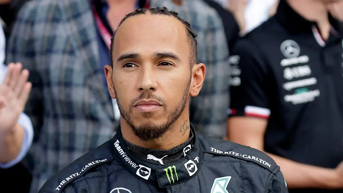 Formula One F1 - Italian Grand Prix - Autodromo Nazionale Monza, Monza, Italy - September 9, 2022 Mercedes' Lewis Hamilton during a moments applause after the passing of Britain's Queen Elizabeth before practice REUTERS/Ciro De Luca