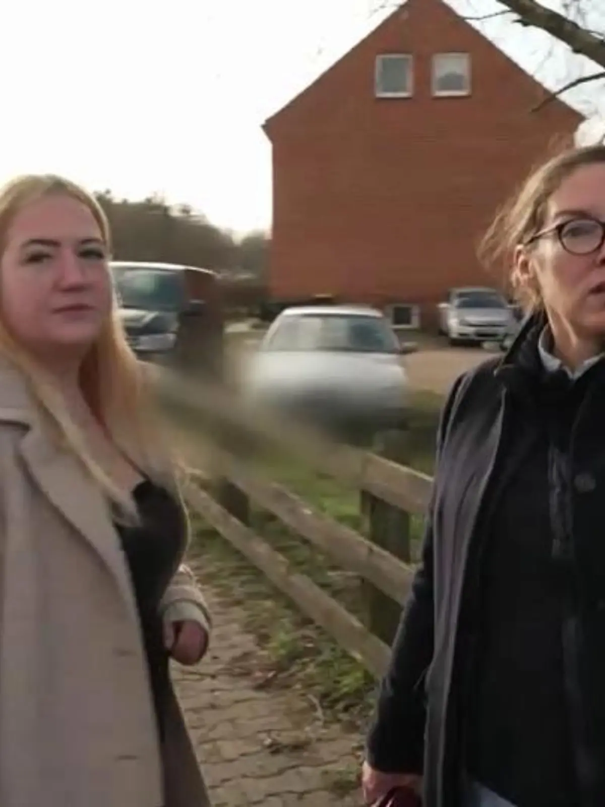 Wenn Mieter komplett im Stich gelassen werden …

Mieter einer Wohnsiedlung im niedersächsischen Dannenberg haben RTL um Hilfe gebeten: Ihr Stromversorger will nicht mehr liefern, weil die Elektrik in den Häusern in einem „lebensgefährlichen“ Zustand sei. Ähnlich sieht es mit den Gasleitungen aus! Und auch sonst ist in den Häusern so ziemlich alles marode. Bei unseren Recherchen stoßen wir auf ein wildes Geflecht von ständig wechselnden Eigentümern und Vermieterfirmen. Aber am Ende können wir sogar auf sehr ungewöhnliche Weise helfen, wie ihr in unserer Video-Reportage sehen könnt!