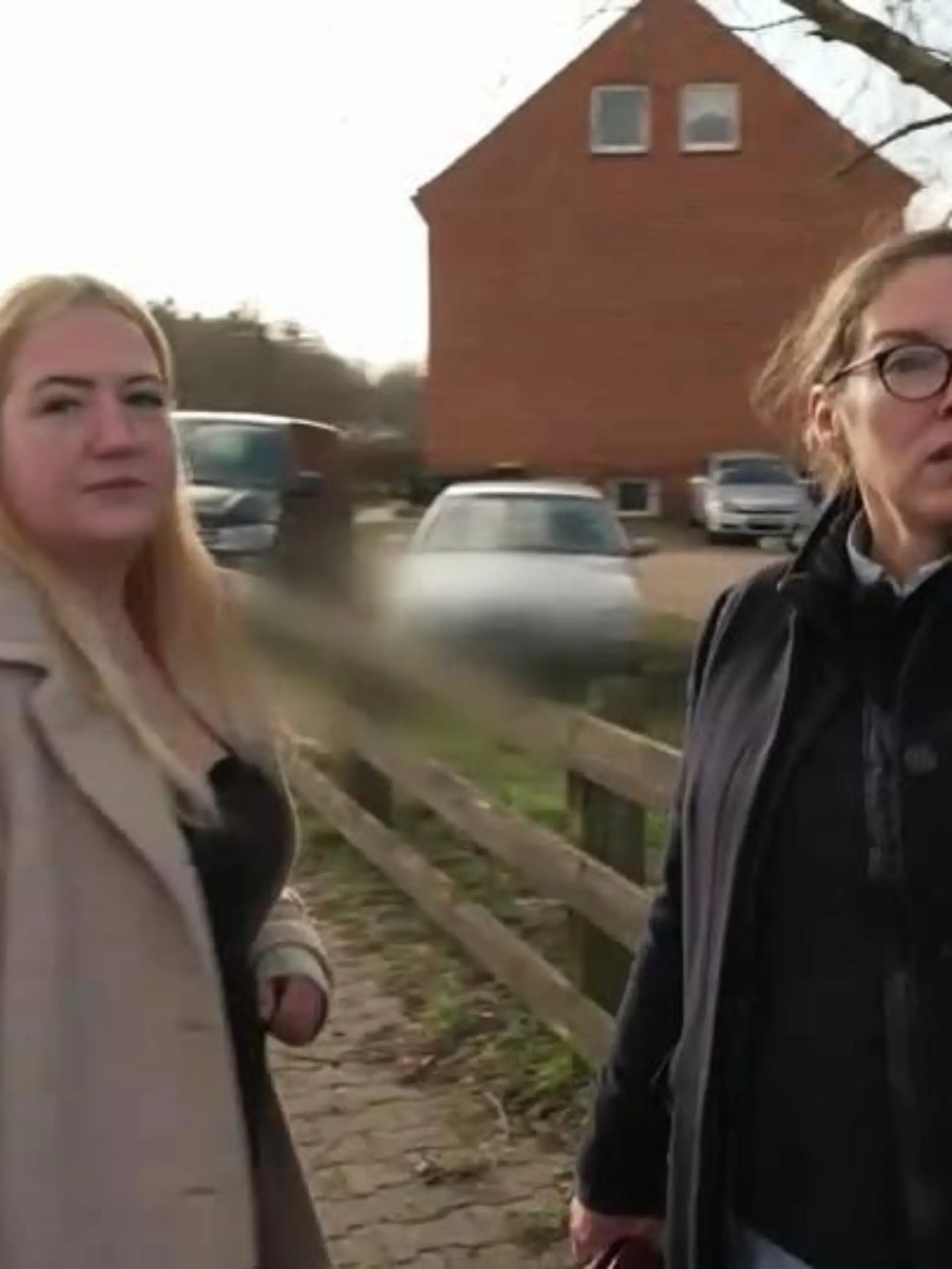 Wenn Mieter komplett im Stich gelassen werden …

Mieter einer Wohnsiedlung im niedersächsischen Dannenberg haben RTL um Hilfe gebeten: Ihr Stromversorger will nicht mehr liefern, weil die Elektrik in den Häusern in einem „lebensgefährlichen“ Zustand sei. Ähnlich sieht es mit den Gasleitungen aus! Und auch sonst ist in den Häusern so ziemlich alles marode. Bei unseren Recherchen stoßen wir auf ein wildes Geflecht von ständig wechselnden Eigentümern und Vermieterfirmen. Aber am Ende können wir sogar auf sehr ungewöhnliche Weise helfen, wie ihr in unserer Video-Reportage sehen könnt!