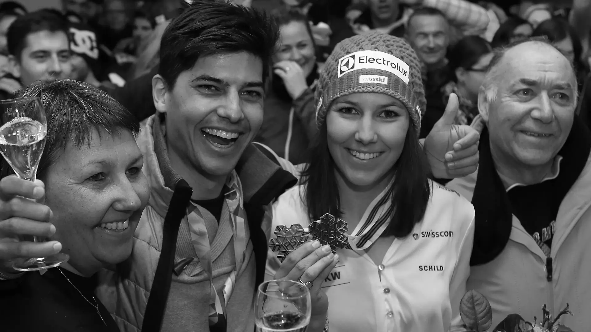 ALPINE SKIING - FIS Ski WC St. Moritz SANKT MORITZ,SWITZERLAND,18.FEB.17 - ALPINE SKIING - FIS Alpine World Ski Championships, House of Switzerland, medal party. Image shows Daniela, Kevin, Wendy Holdener (SUI) and Martin Holdener. Keywords: medal. PUBLICATIONxINxGERxHUNxONLY GEPAxpictures/xAndreasxPranter
Alpine Skiing FIS Ski WC St Moritz Sankt Moritz Switzerland 18 Feb 17 Alpine Skiing FIS Alpine World Ski Championships House of Switzerland Medal Party Image Shows Daniela Kevin Wendy Holdener SUI and Martin Holdener Keywords Medal PUBLICATIONxINxGERxHUNxONLY GEPAxpictures xAndreasxPranter