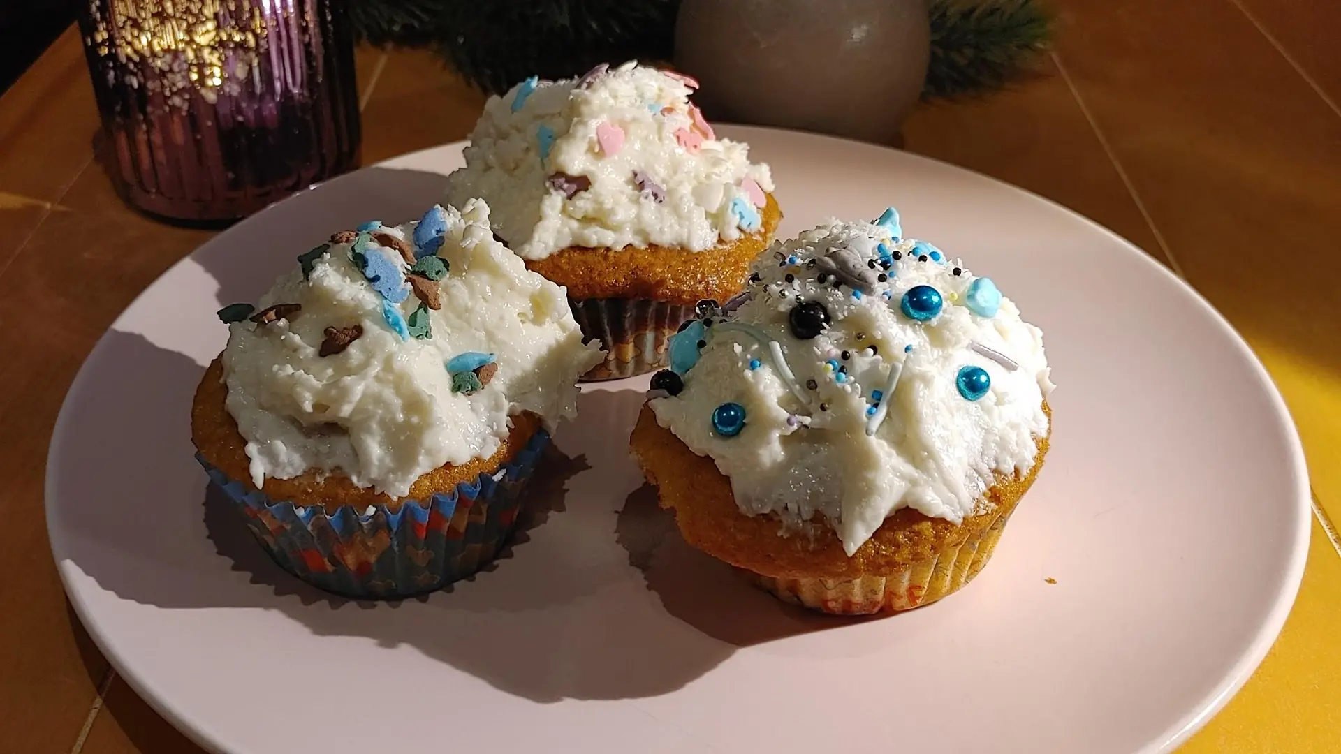 Die Cupcakes können nach Belieben dekoriert werden - wie hier mit Zuckerstreuseln. Die Haube kann auch weggelassen werden.